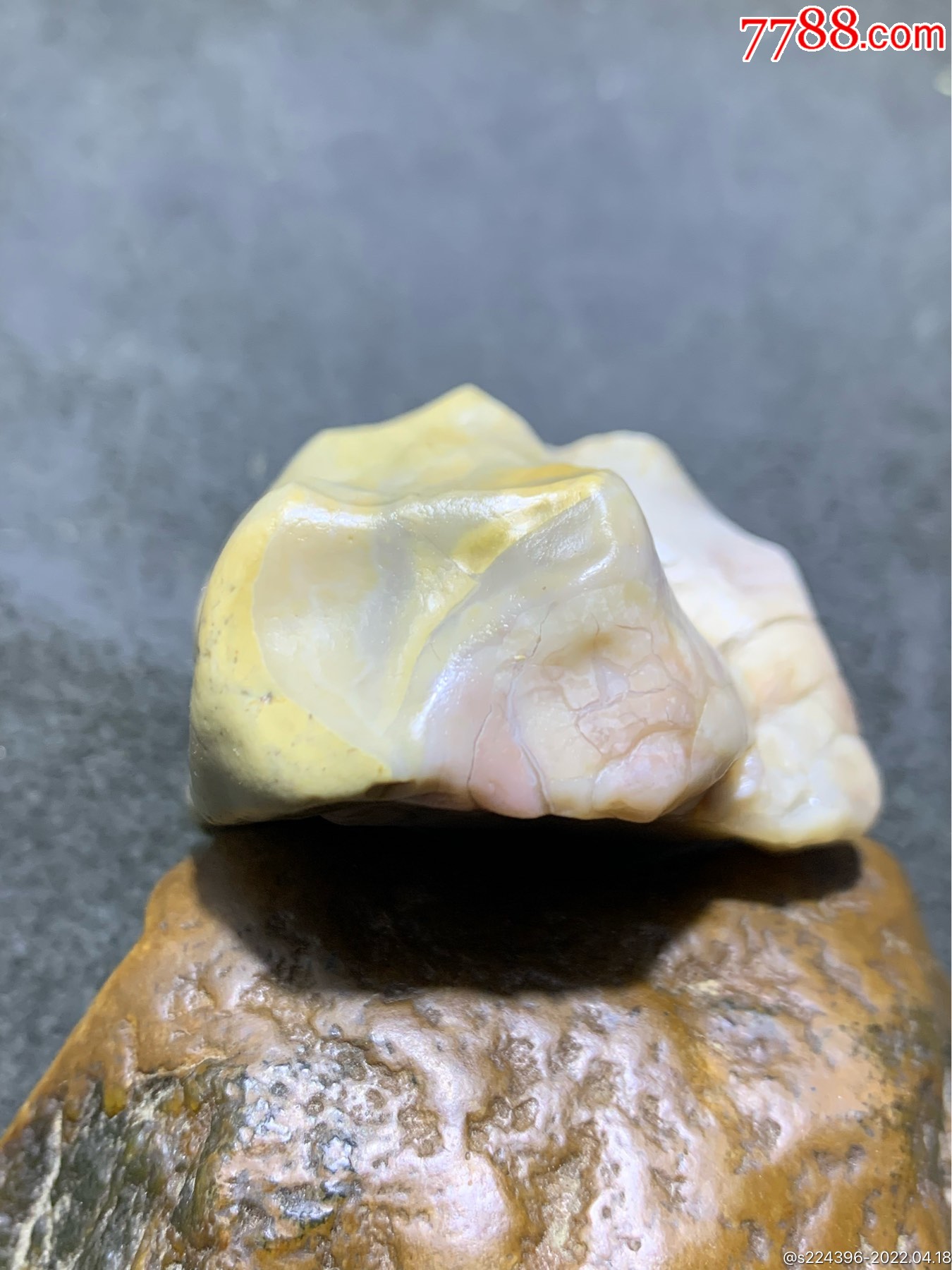 精美天然阿拉善戈壁彩玉原石一颗