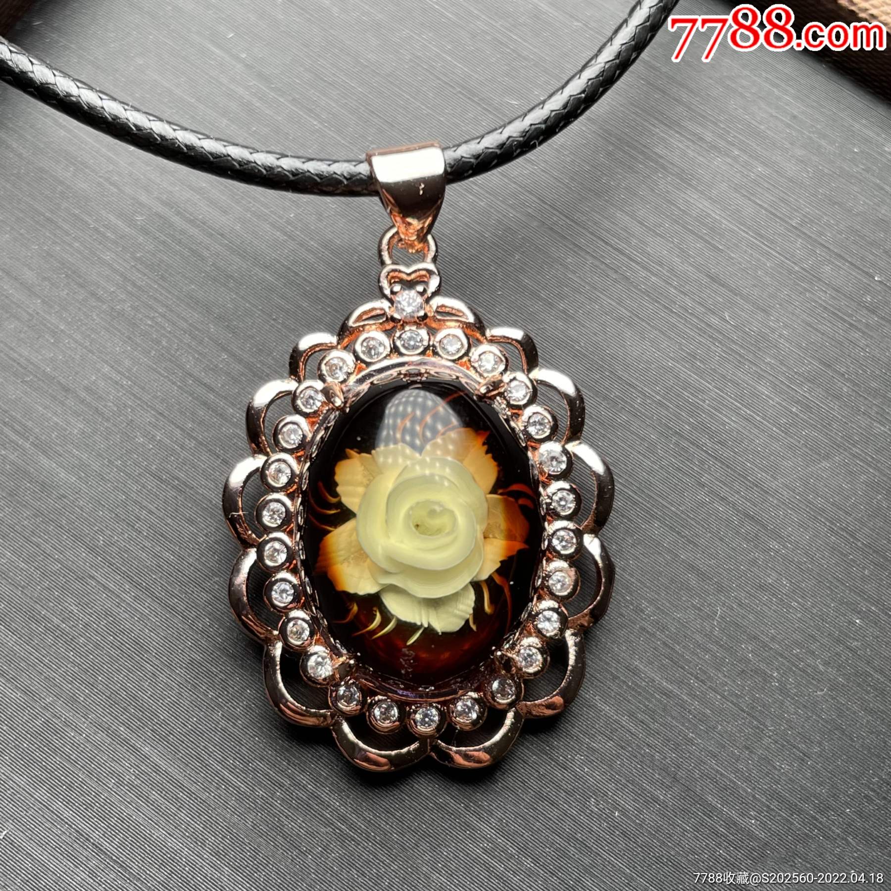 天然琥珀俄料阴雕吊坠29059