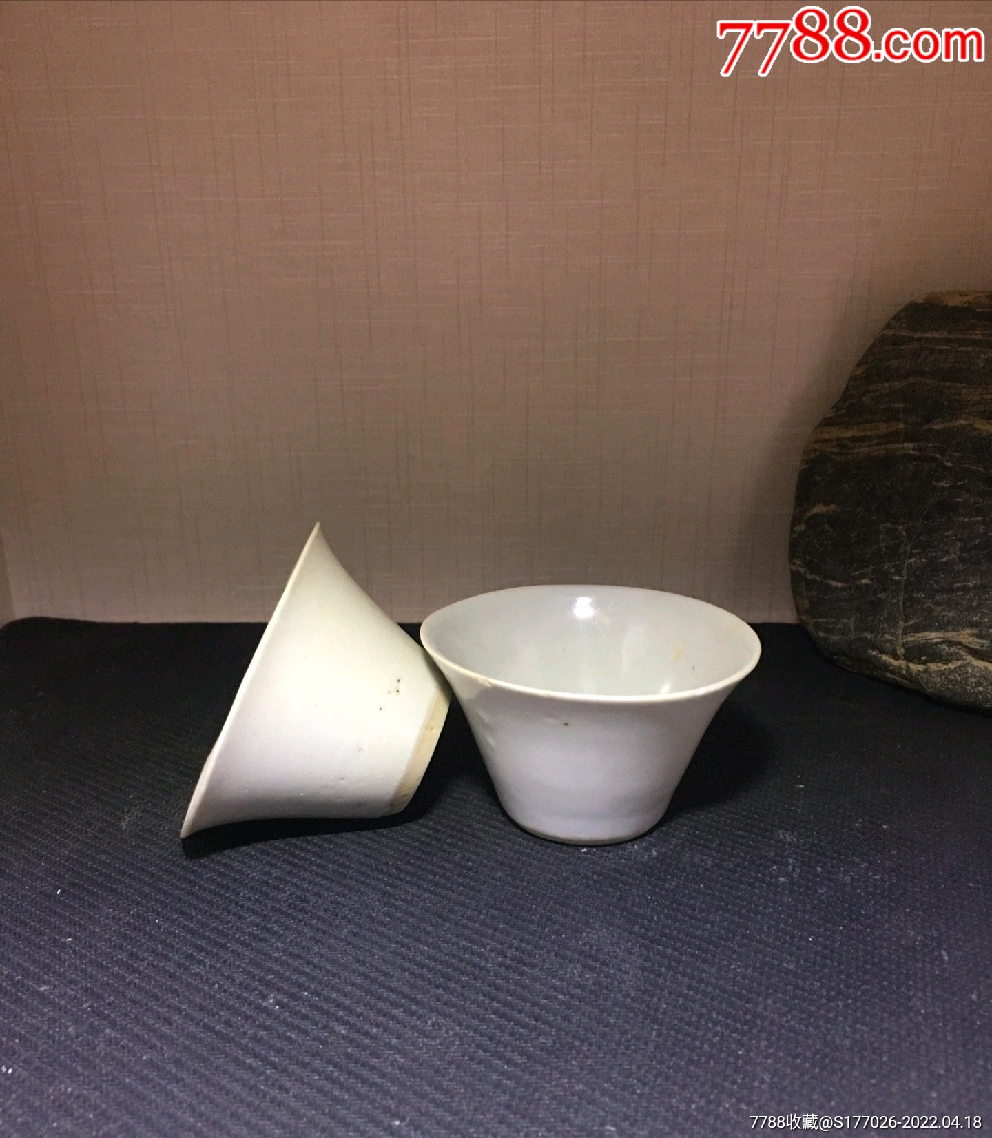 明代永宣甜白压手杯一对