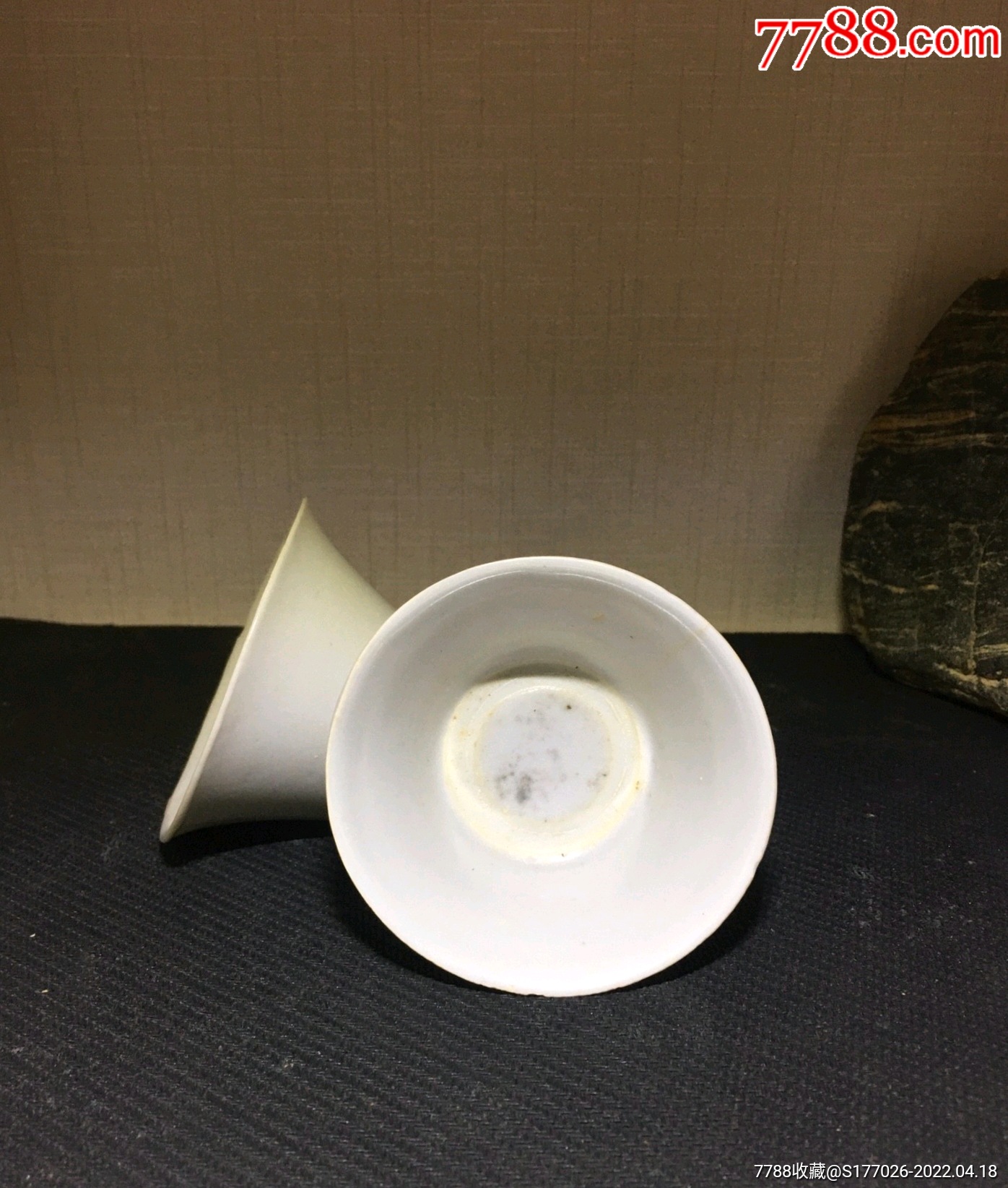 明代永宣甜白压手杯一对