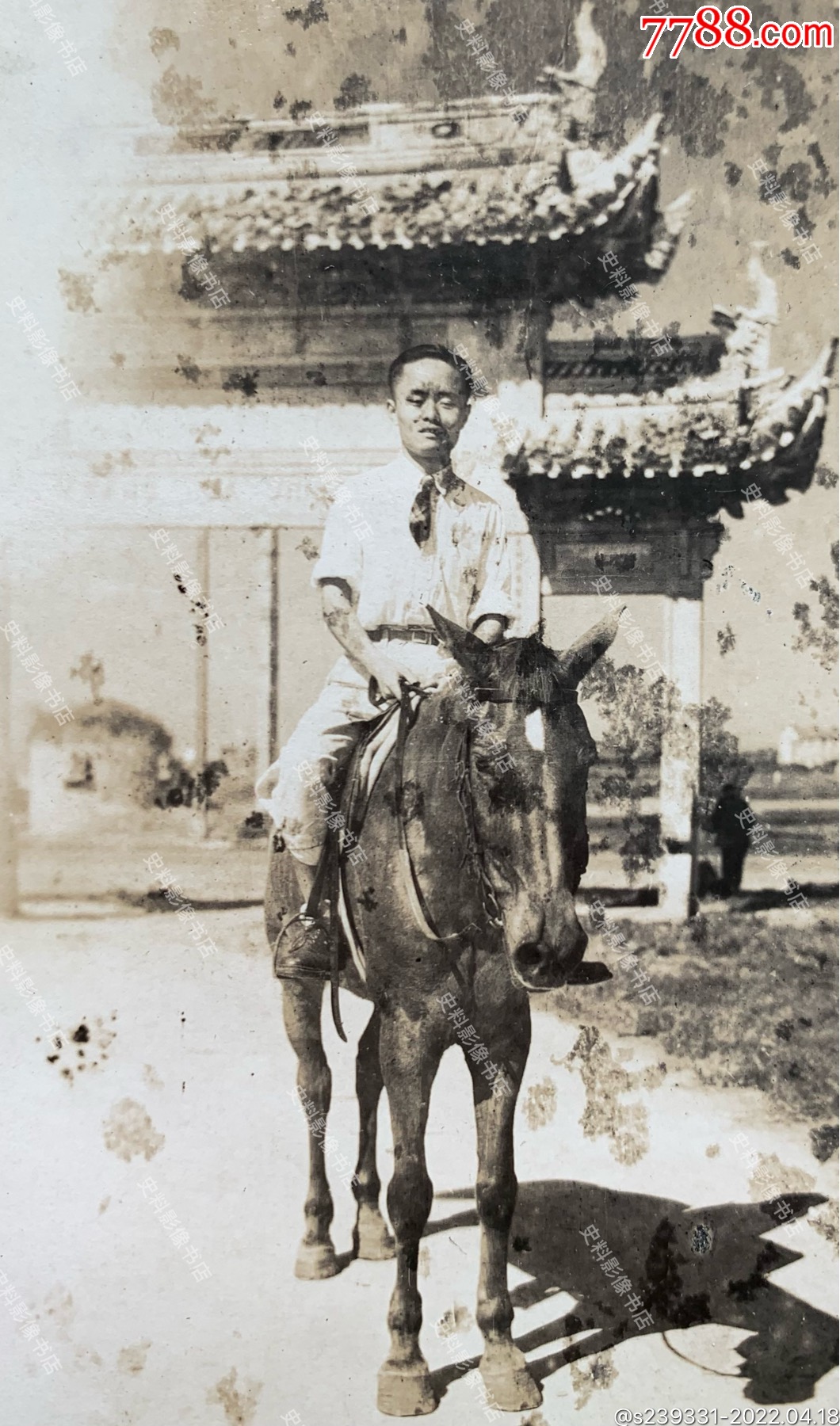 民国时期古牌坊前骑骏马的文人青年原版老照片一枚