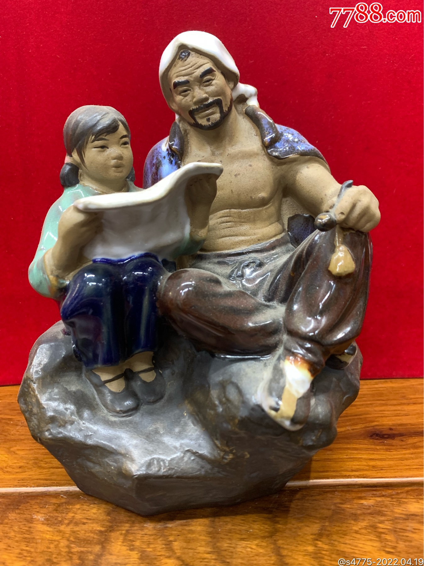 石湾陶瓷公仔看报