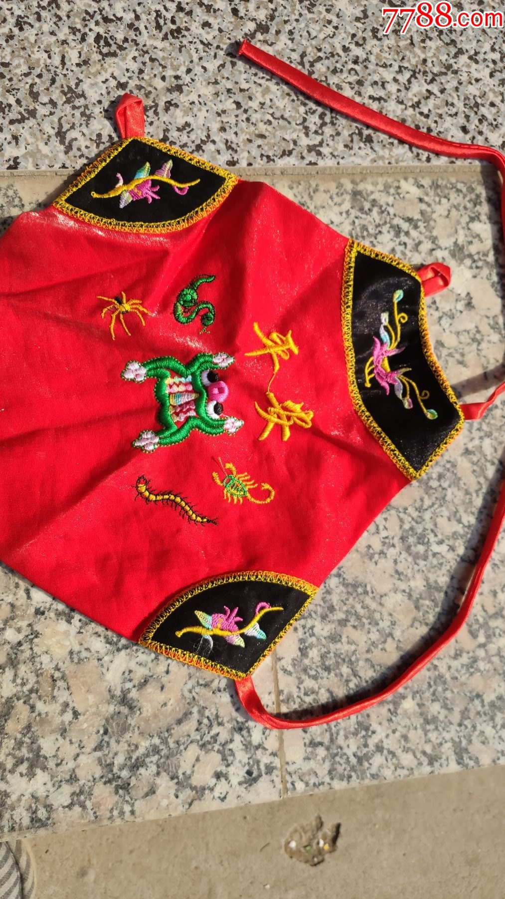 服饰收藏布肚兜一个红色动物五毒毒蛇蜘蛛蟾蜍蝎子蜈蚣文字平安