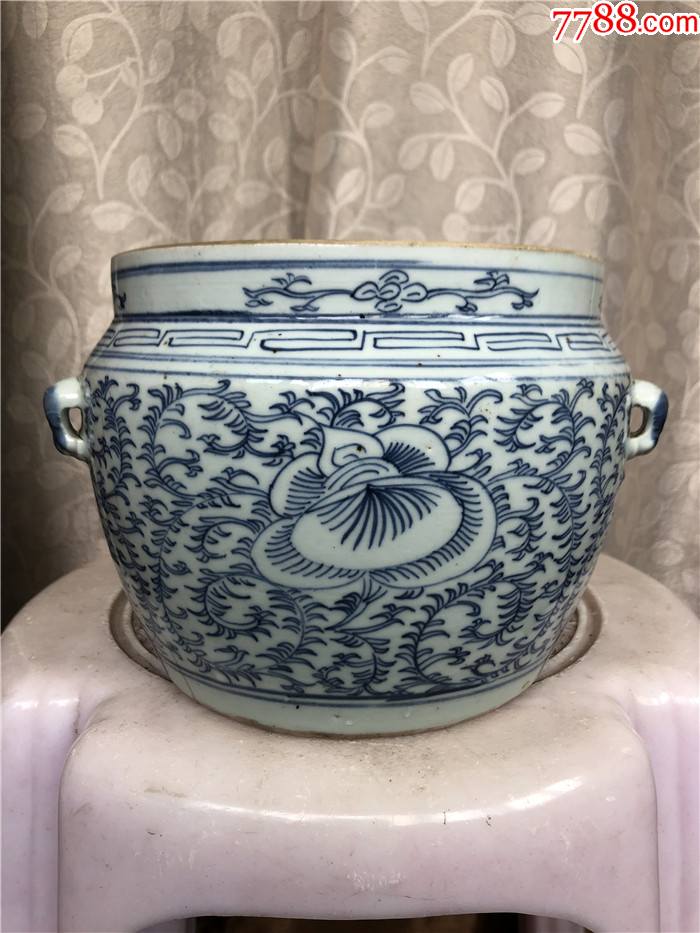 清代细路青花缠枝莲大罐