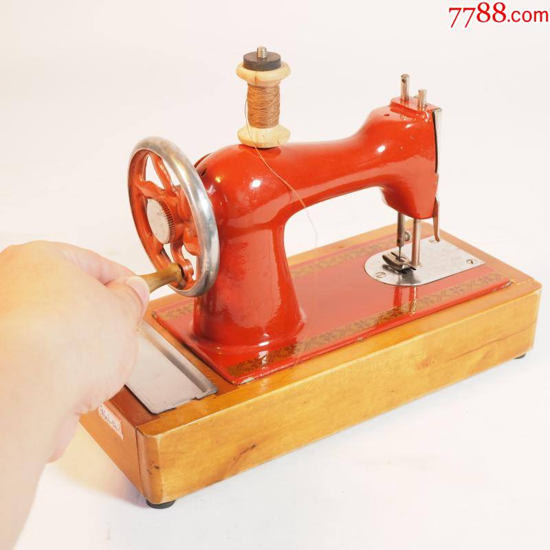 1981年西洋古董苏联老式铁皮玩具红色手摇缝纫机童趣怀旧摆件老物