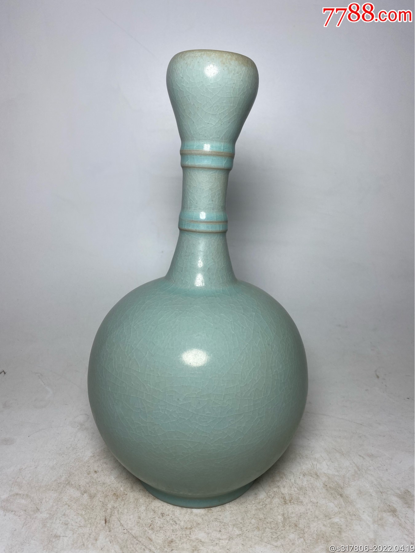 汝窑带款蒜头瓶