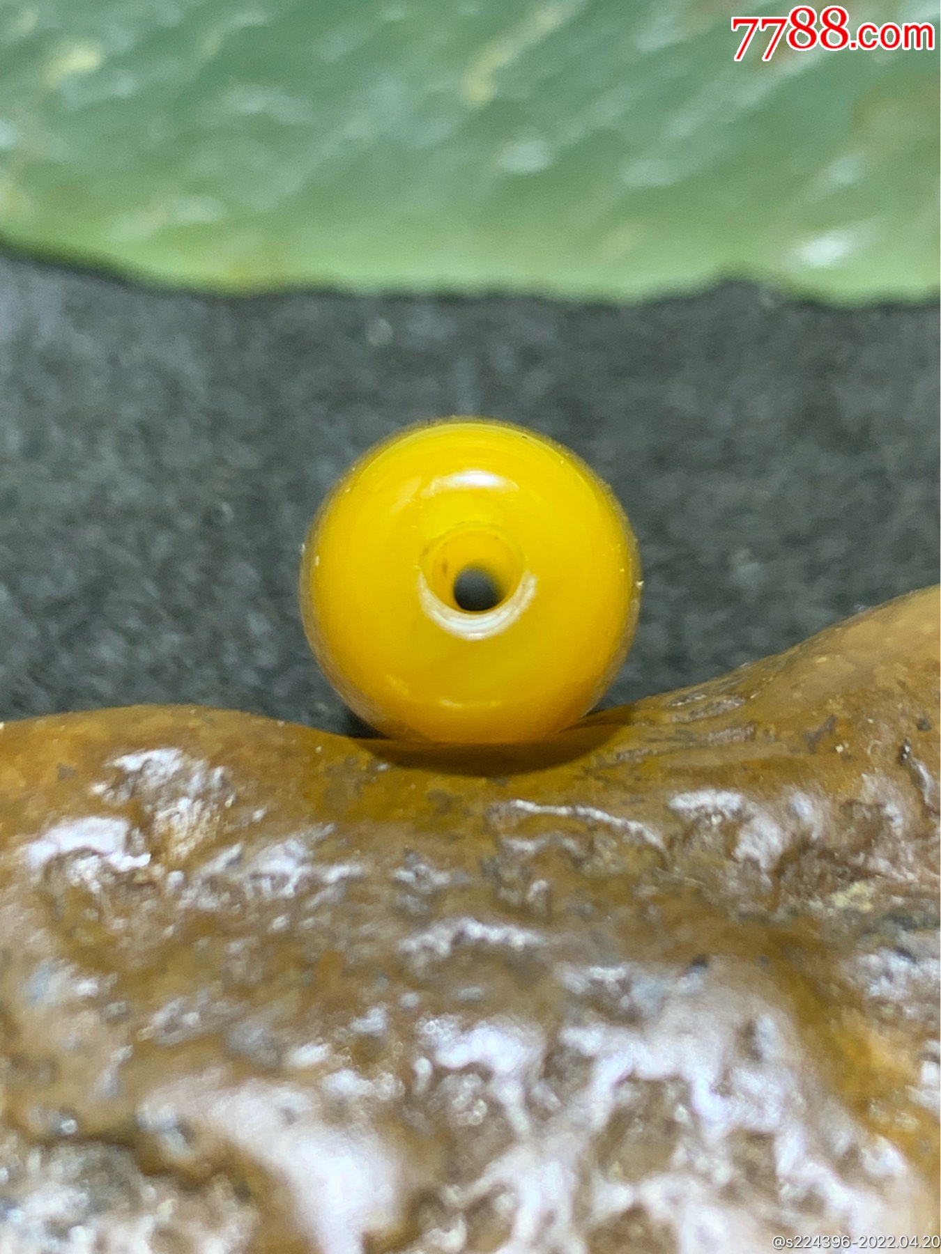 精美高玉化鸡油黄缠丝玛瑙随形桶珠一个