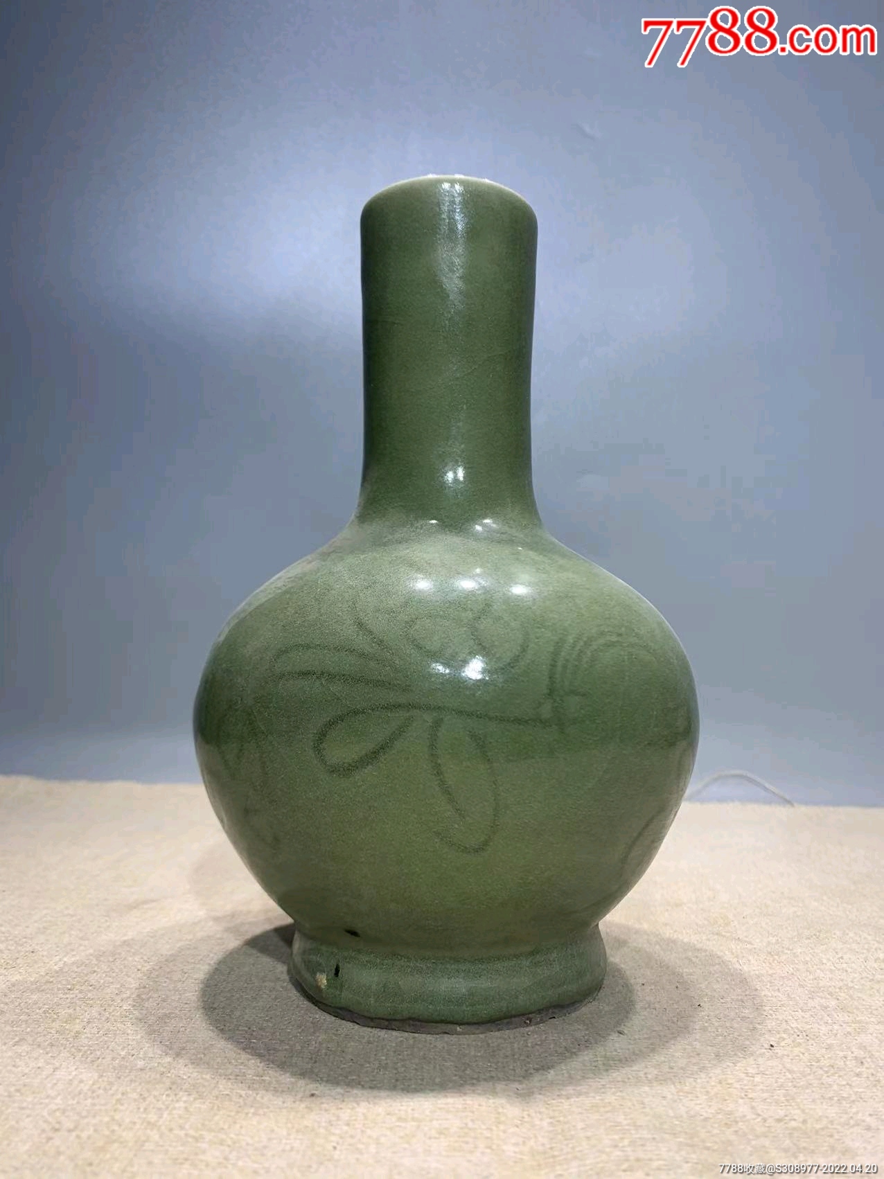 元代龙泉窑天球瓶