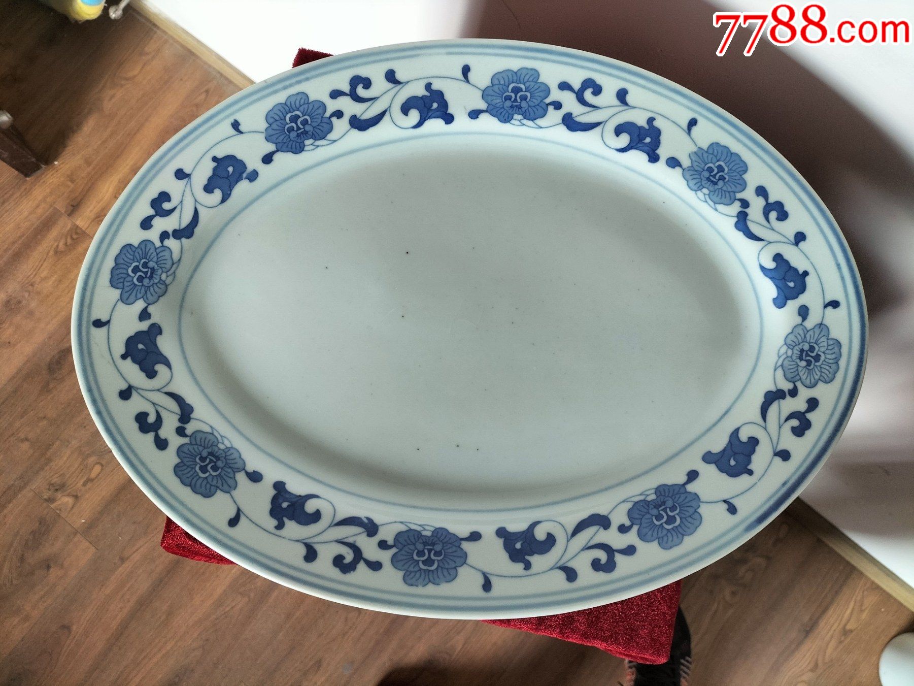 七十年代景德镇青花瓷青花缠枝莲装饰文革超大鱼盘完美品相