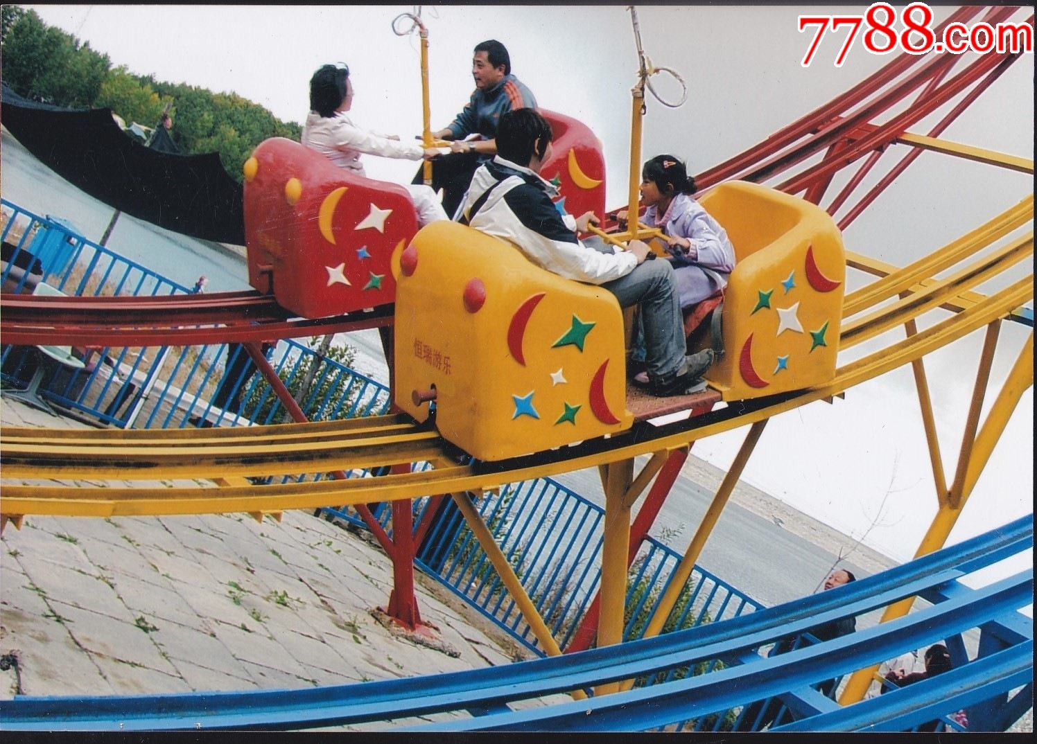 游乐场坐滑车合影