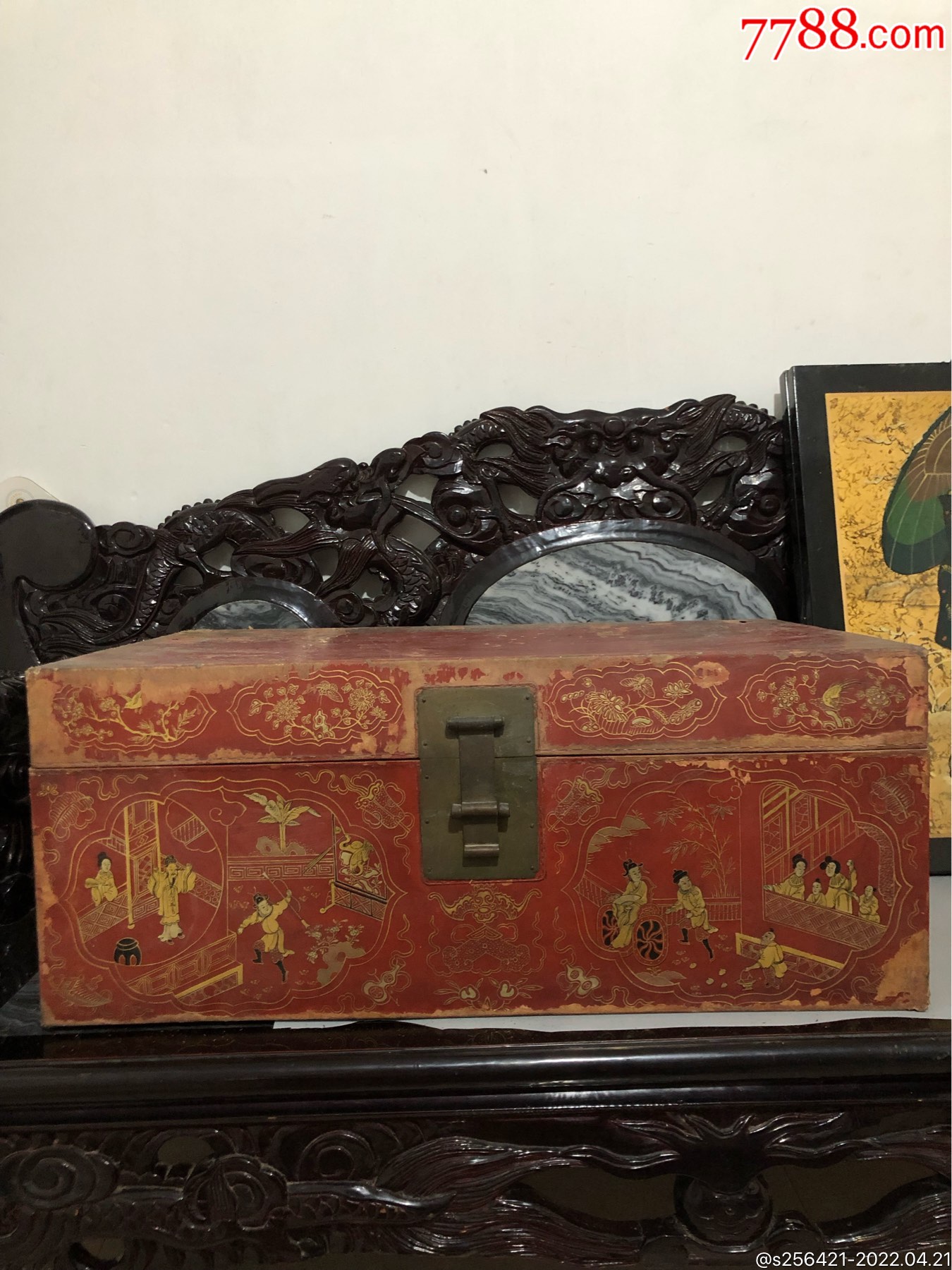 清代手绘描金人物皮箱品相如图