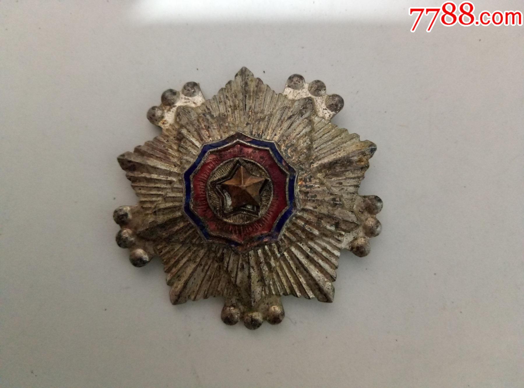 抗美援朝铜质帽徽1