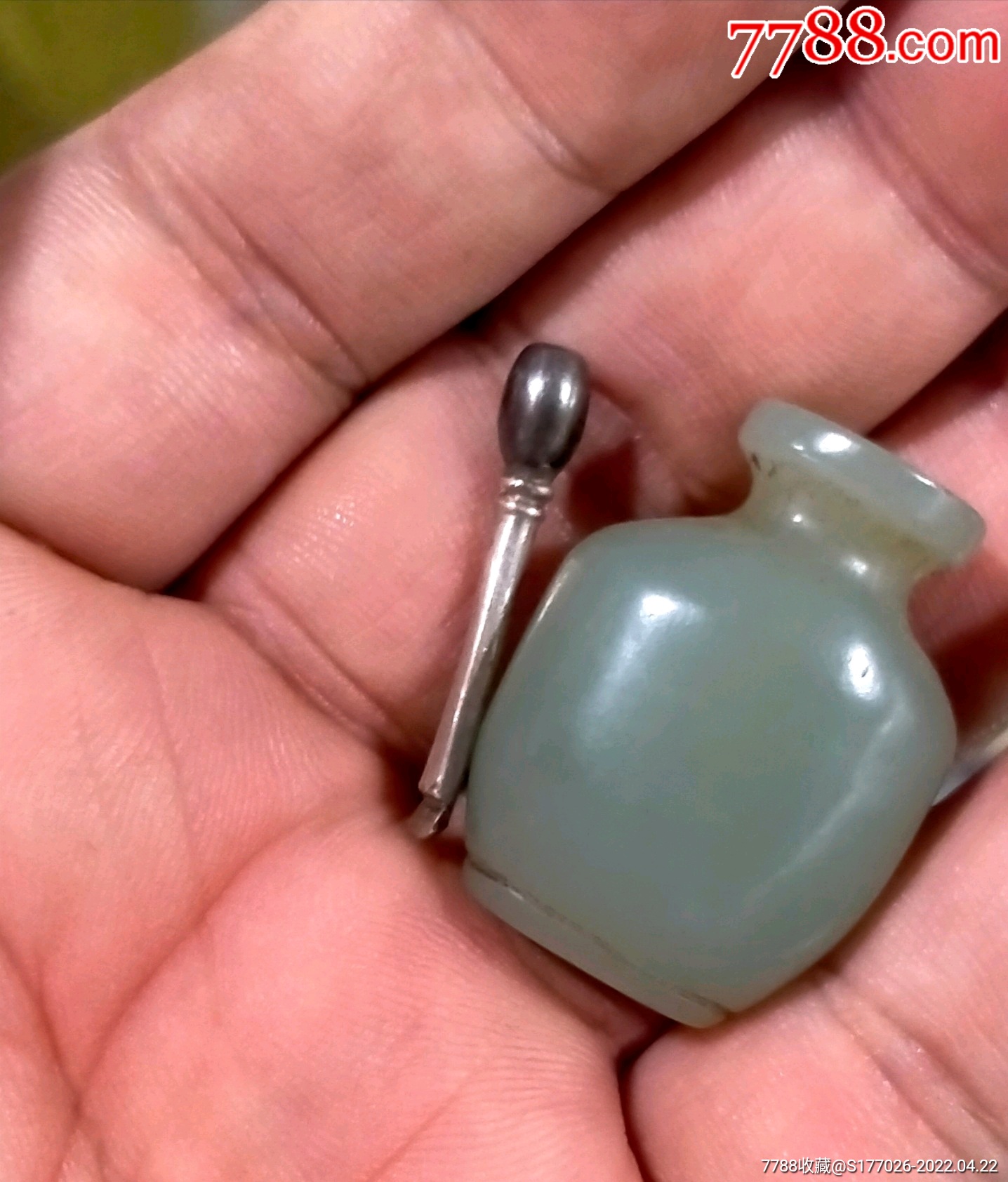 清代和田玉鼻烟壶银塞银勺