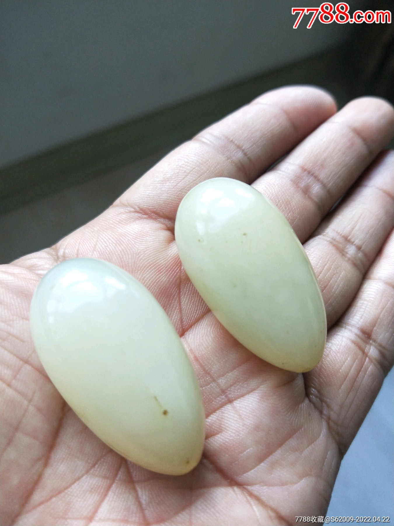 清代好品橄榄形白玉手球一对