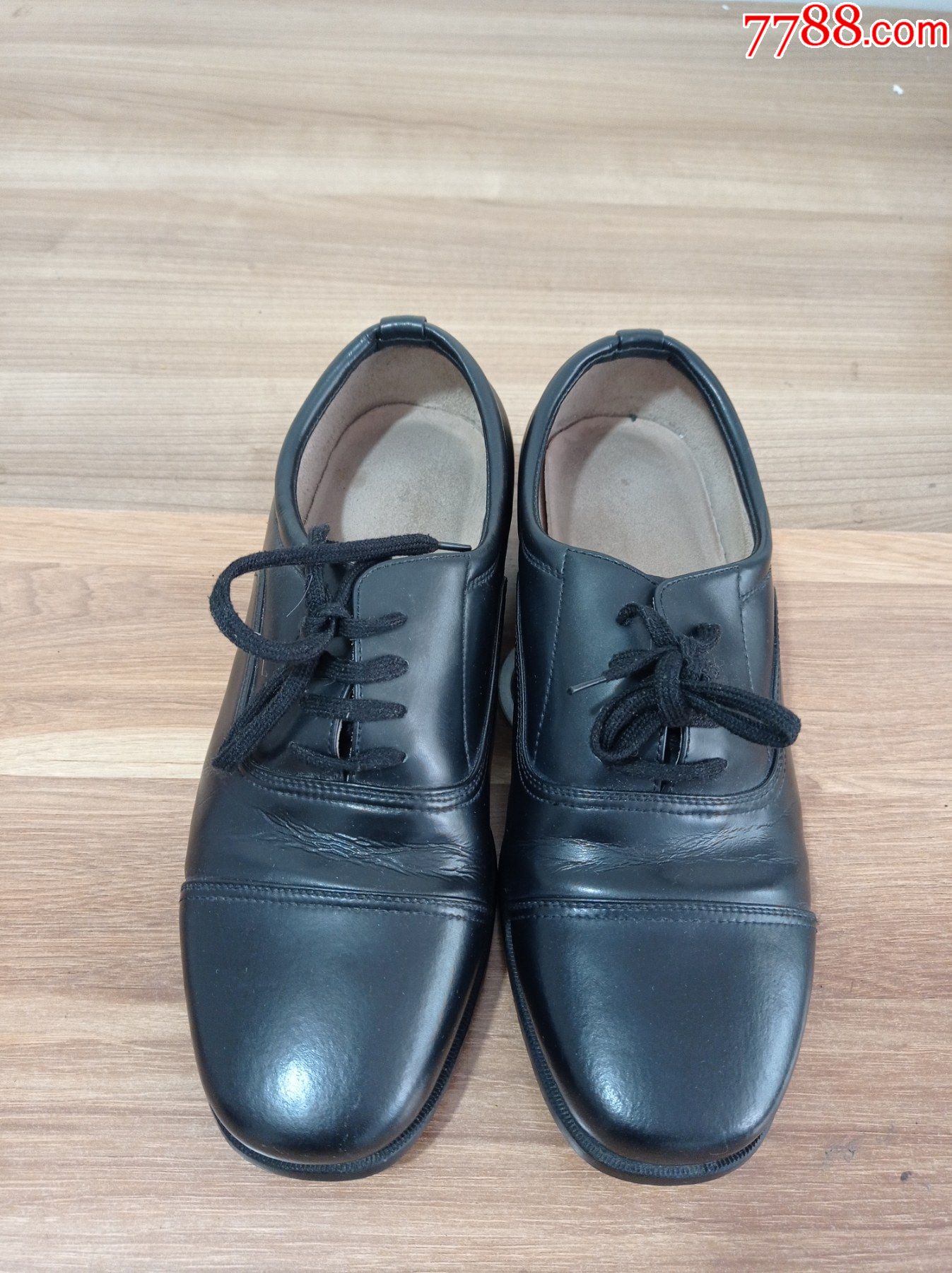 老皮鞋伊晶达42或是43的脚能穿