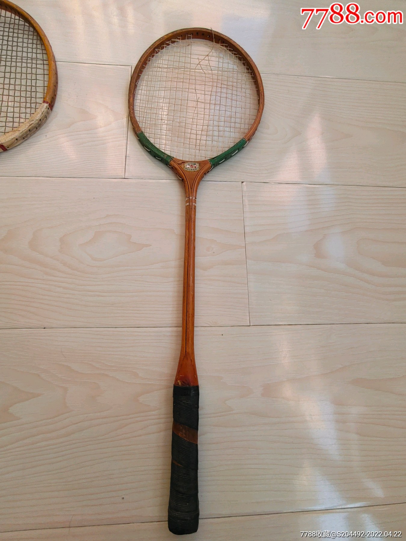 羽毛球拍全木兰花牌751北方干燥多处收缩开裂线也断了请南方湿润地区