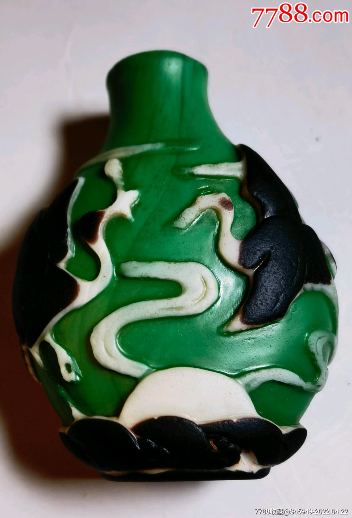 清乾隆套料鼻烟壶