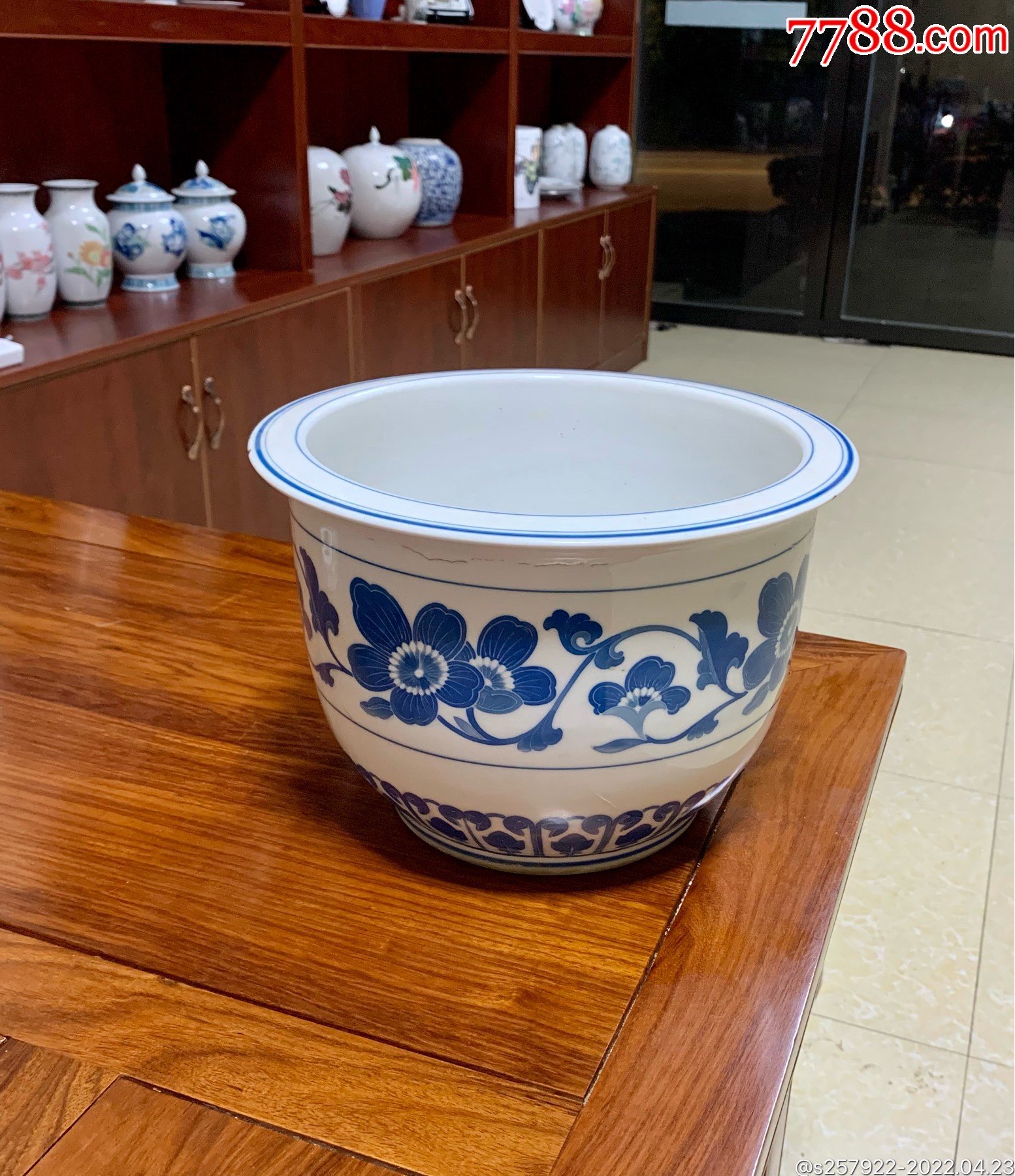 八十年代醴陵群力官窑手绘蓝海棠花缸