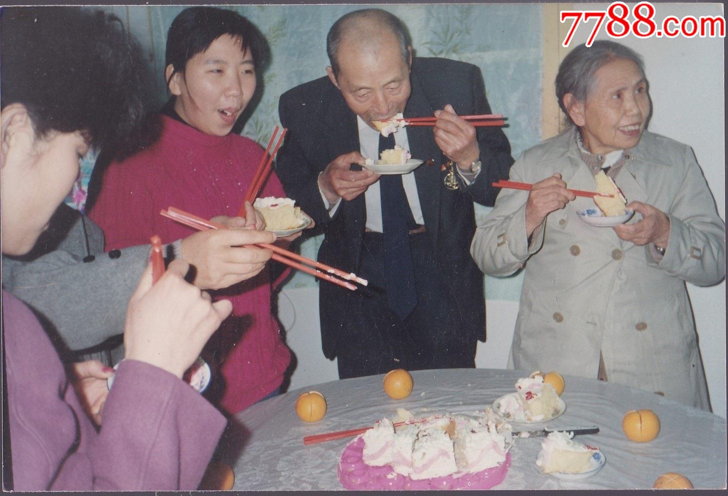 家庭在分吃生日蛋糕留影