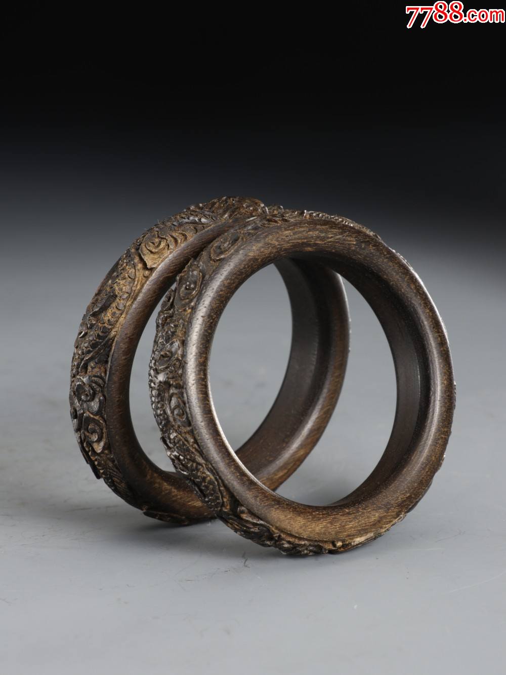 旧藏沉香木龙纹手镯一对