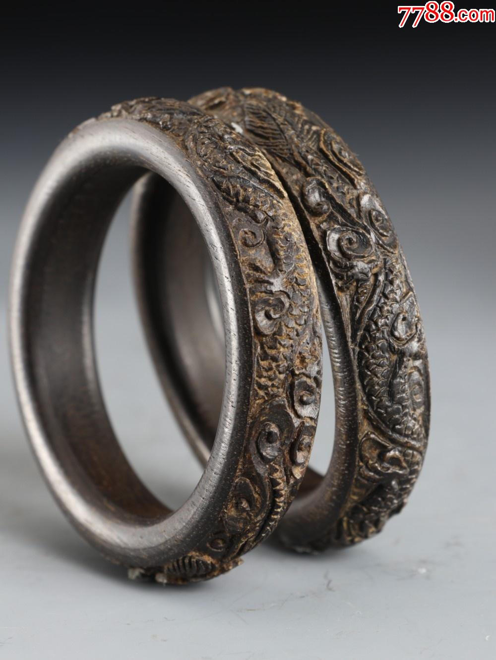 旧藏沉香木龙纹手镯一对