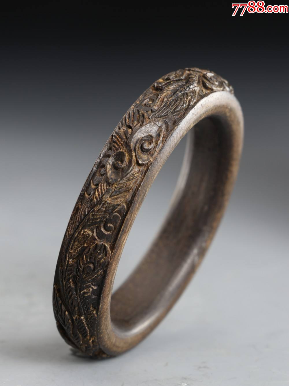旧藏沉香木龙纹手镯一对