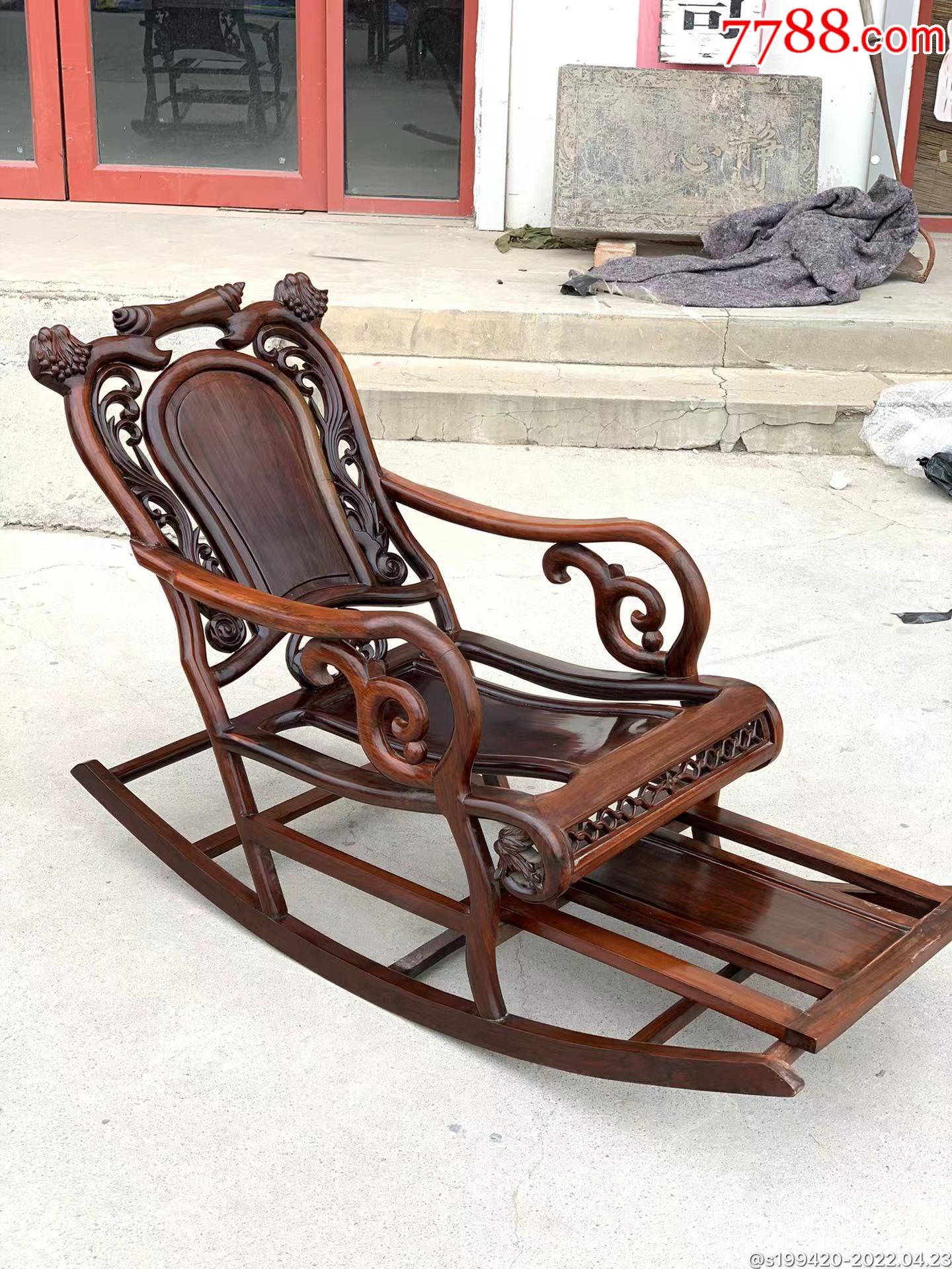 五十年代大红酸枝摇椅雕刻葡萄花精美做工精致品相完好包老保真包木质
