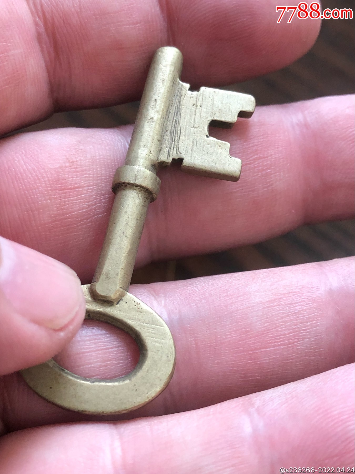 铜钥匙一个
