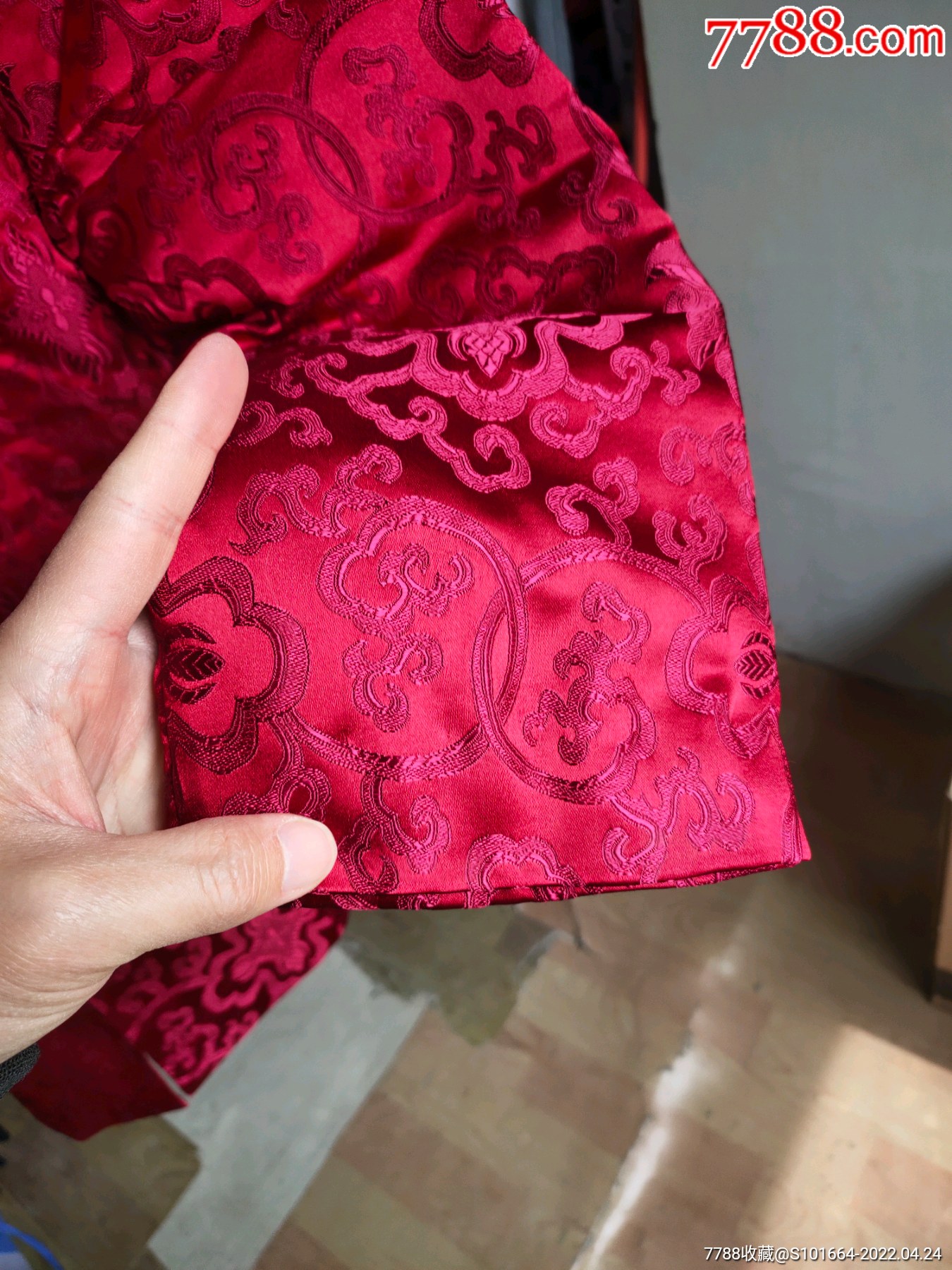 鲜艳的丝绸棉袄发泄图片