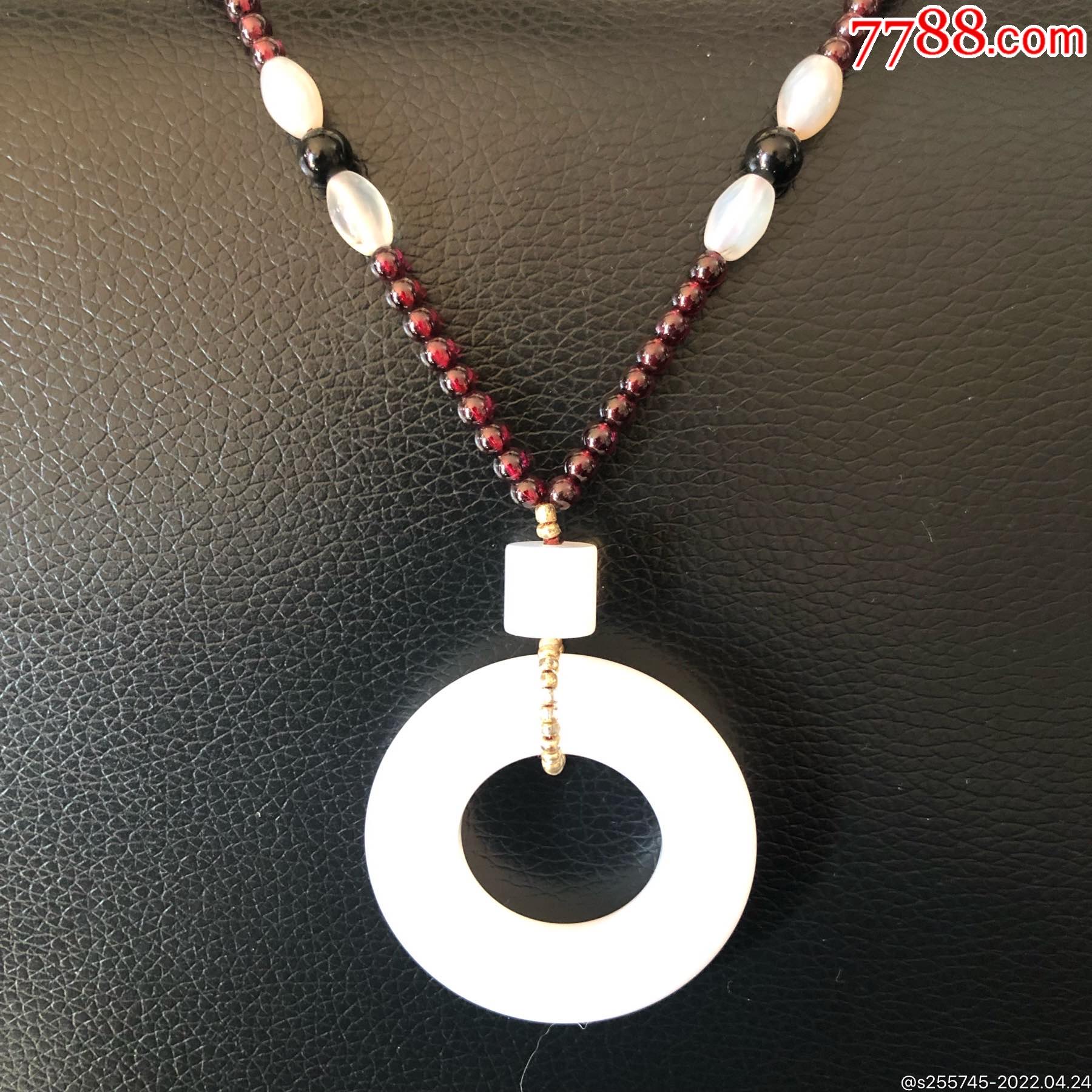 天然润白玉环吊坠