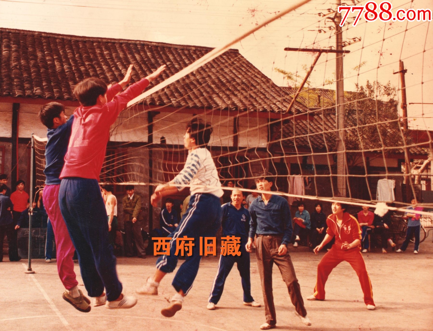 八十年代宝鸡铁路局与成都铁路局精彩的排球比赛老照片