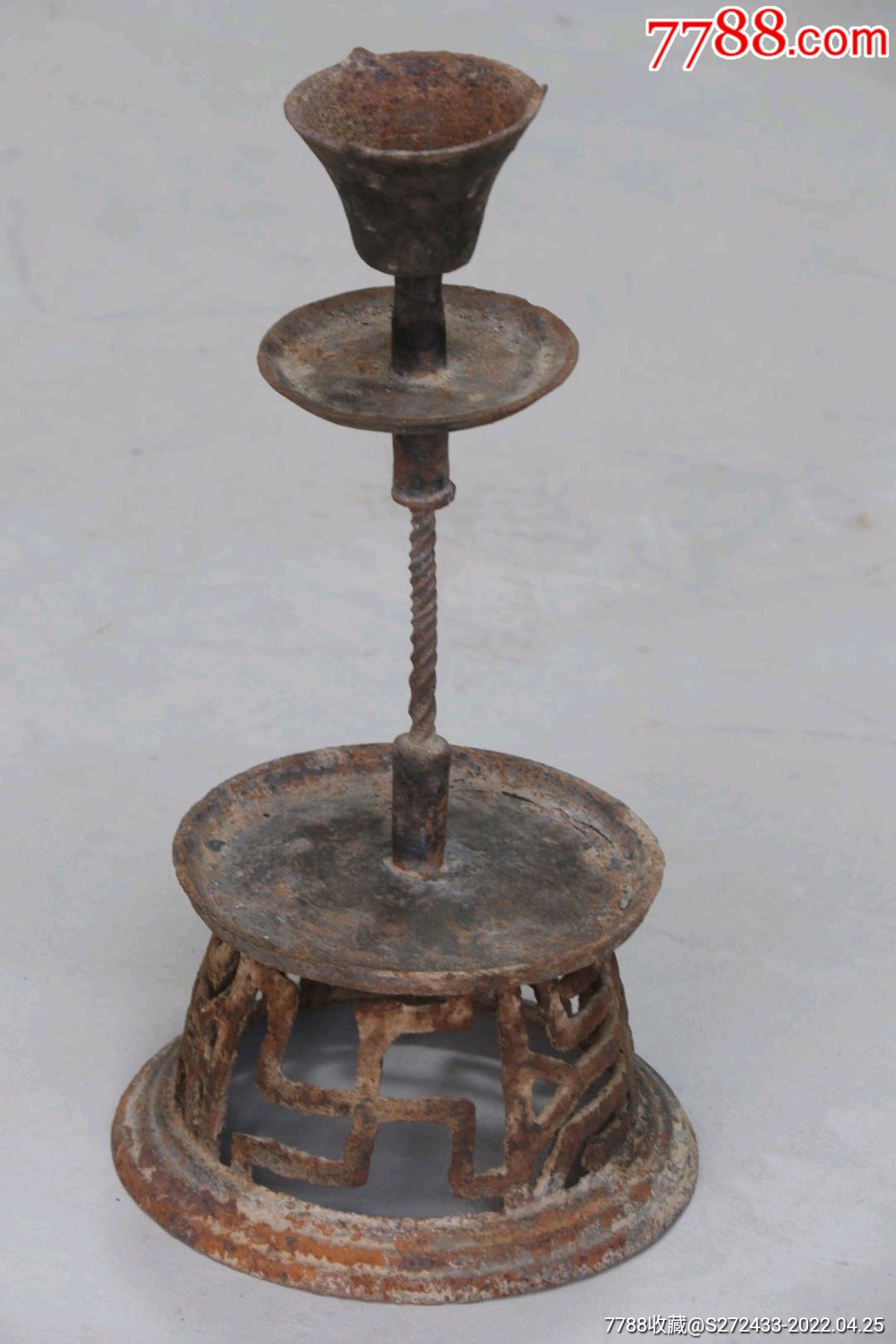 铁制老烛台造型独特优美保存完整老包浆尚存尺寸如图