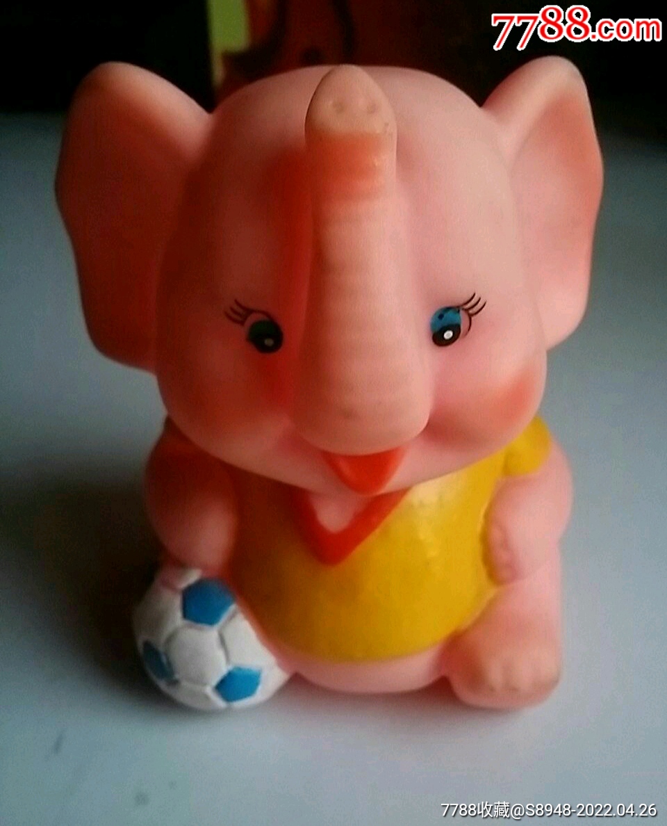 踢足球的胶皮粉象