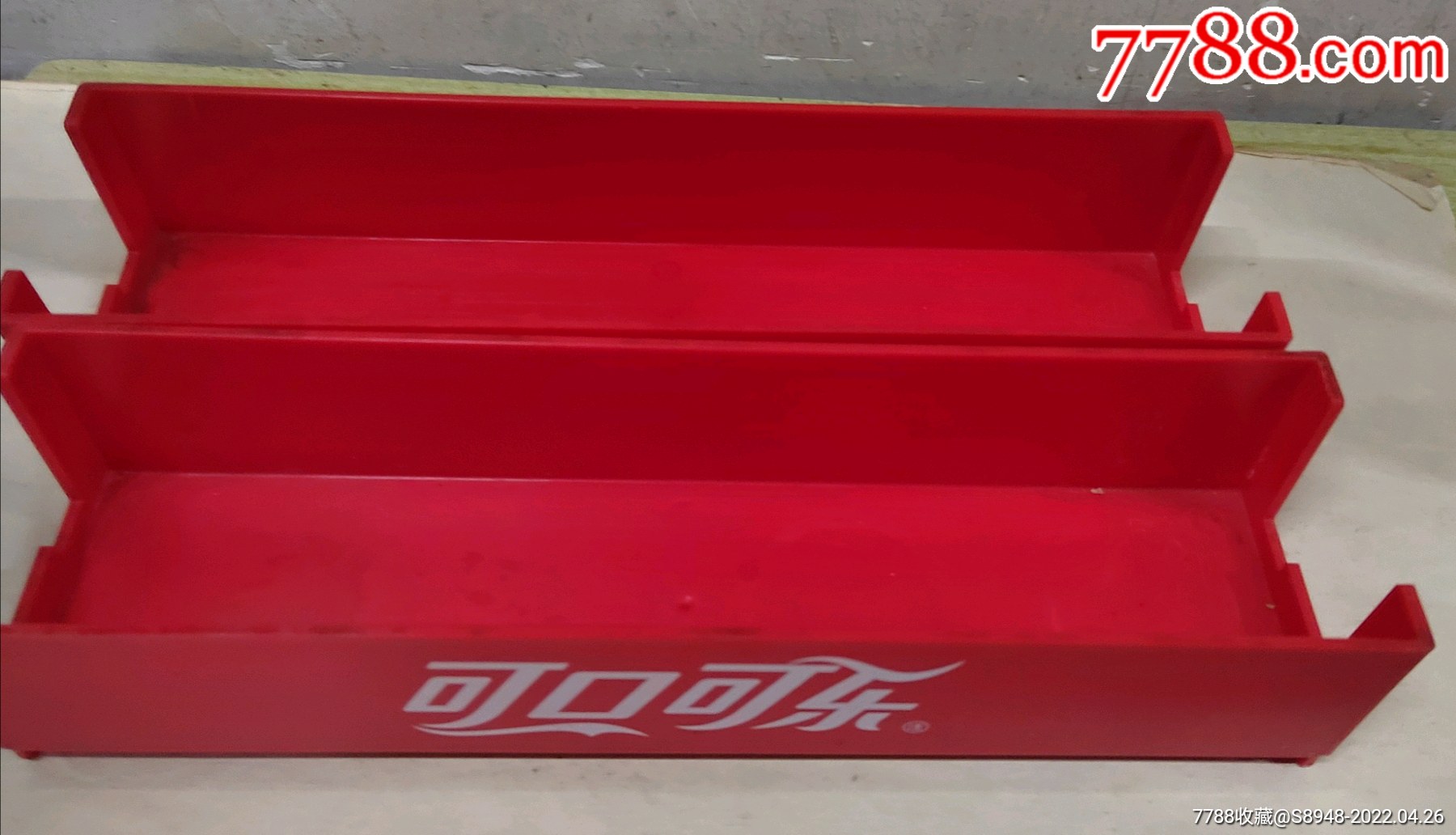 可口可乐装饮料的盒两个