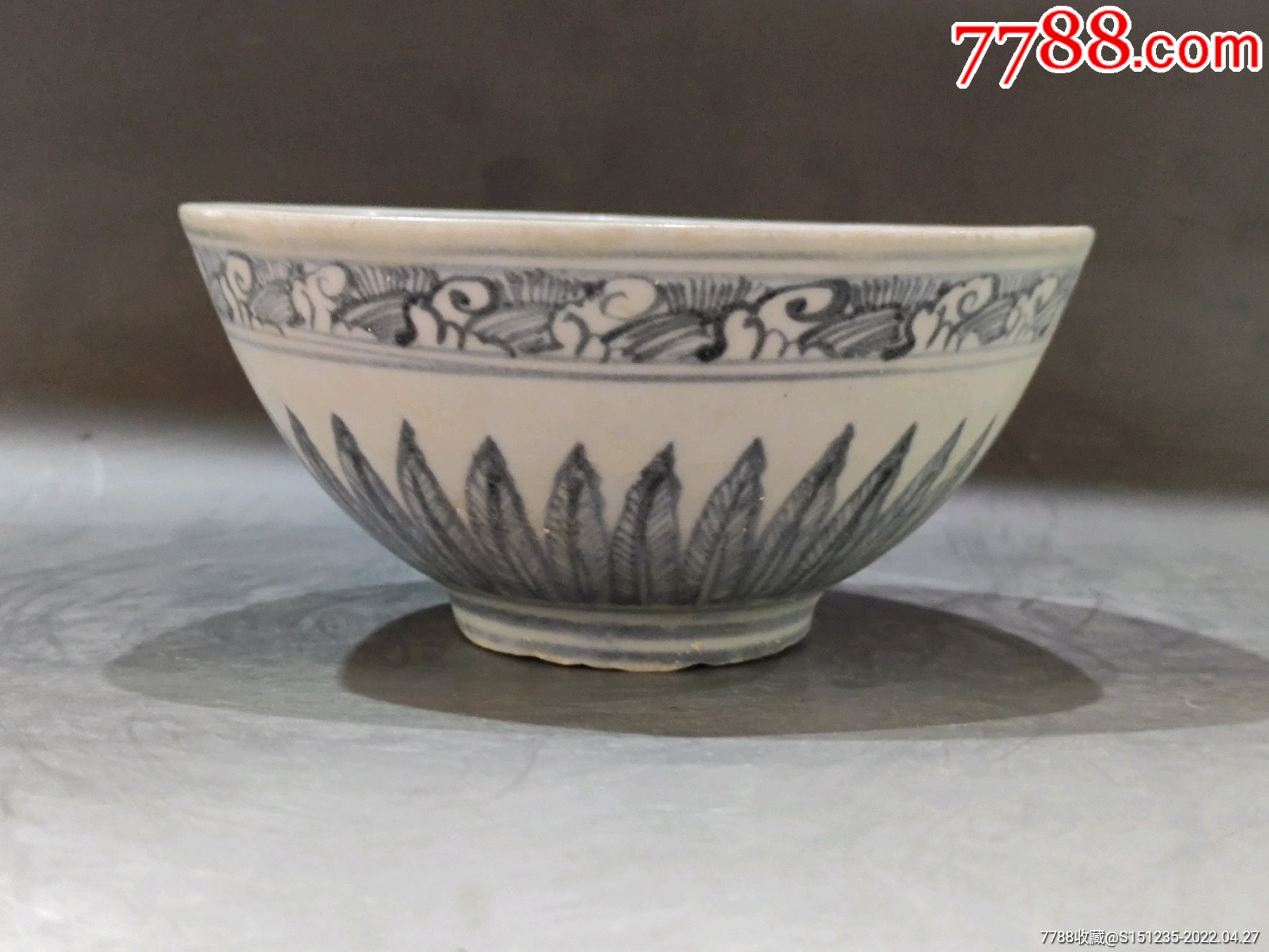 明中期蕉叶纹青花碗内有莲花画工细腻底足干老到代值得收藏喜欢的不要