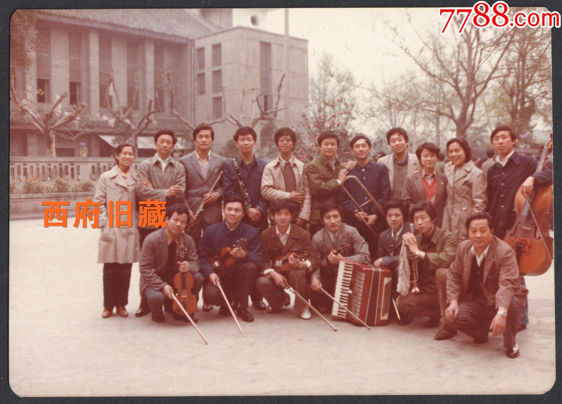 八十年代一个小提琴大提琴手风琴乐队合影老照片
