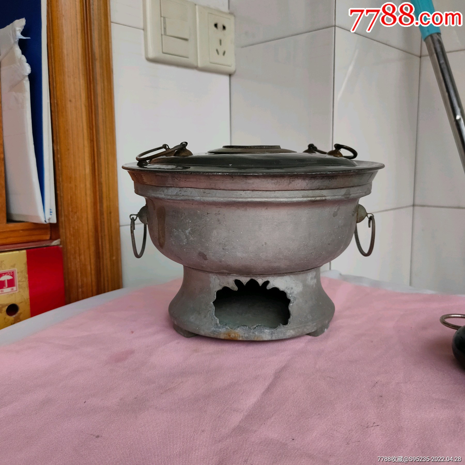 古代有钱人家讲究吃穿用的锡制火锅