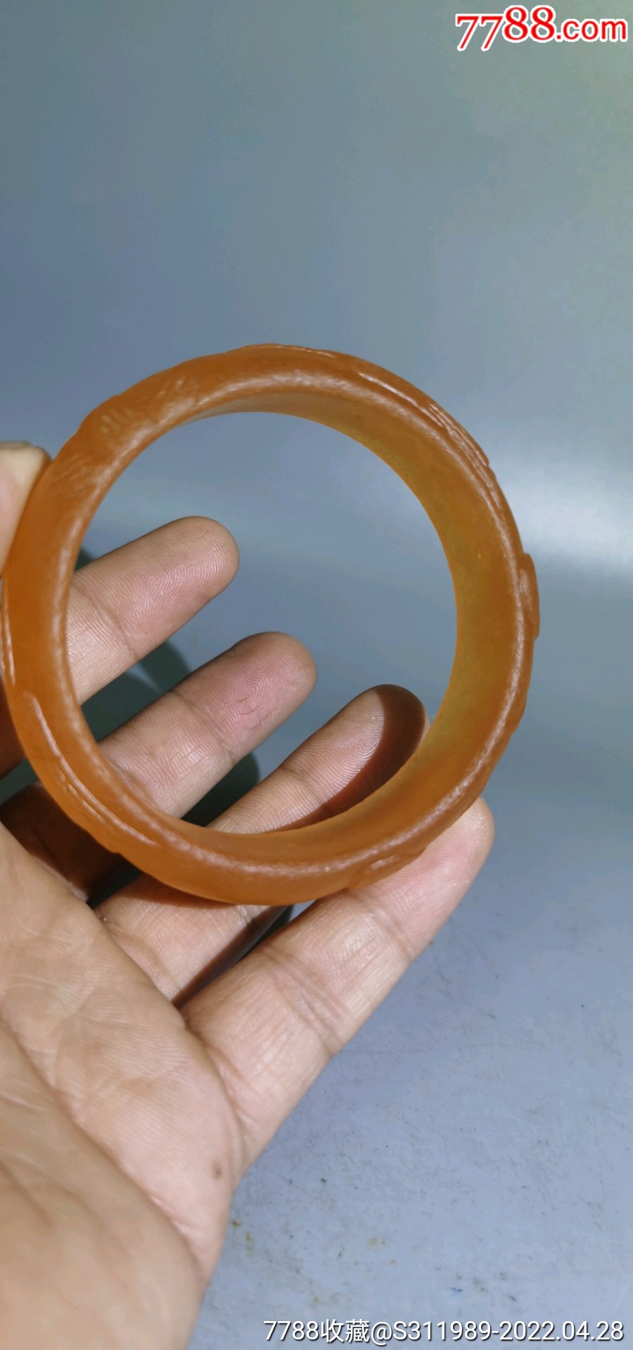 以前收的老玛瑙手镯有雕工