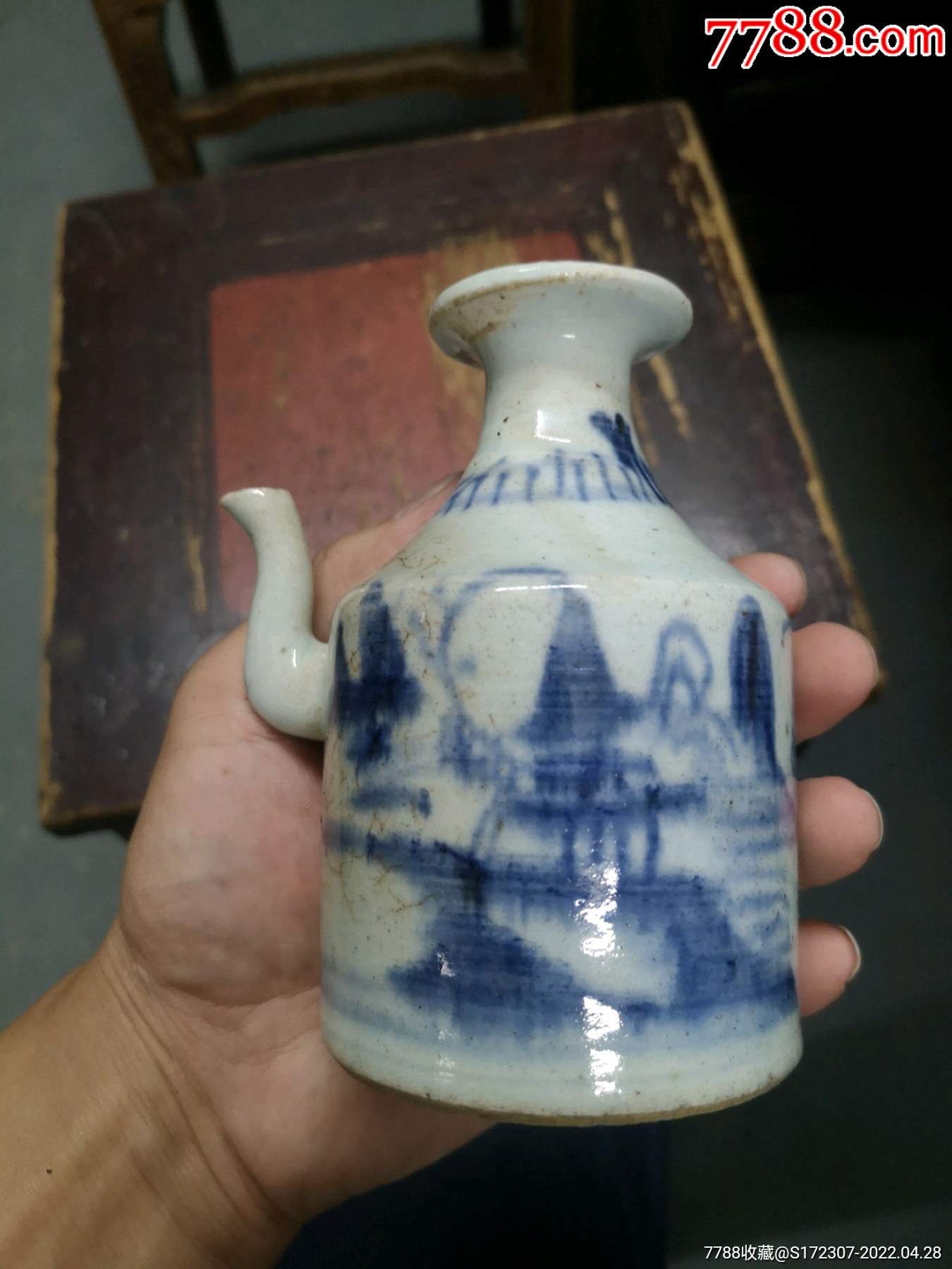 清代德化窑山水纹青花瓷壶