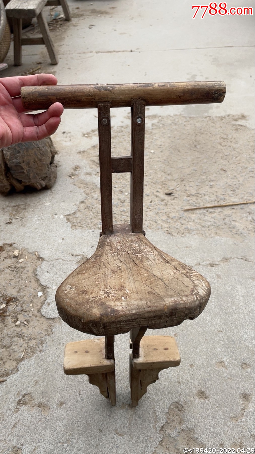 六十年代放在自行车前梁上的小孩座椅做工精致保存完好时代记忆展馆