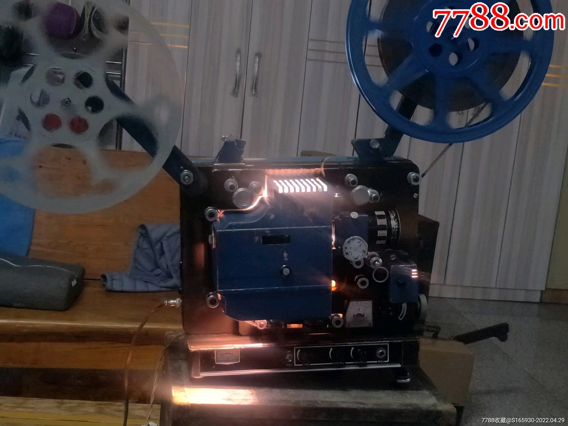 甘肃省甘光电影机械厂生产的16毫米大灯箱甘光一体钨灯电影放映机一套