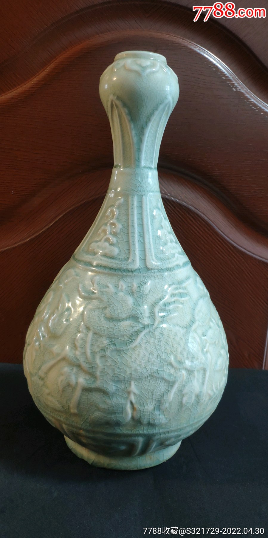 明早期龙泉青瓷釉淡青刻花麒麟凤凰玉壶春蒜头瓶