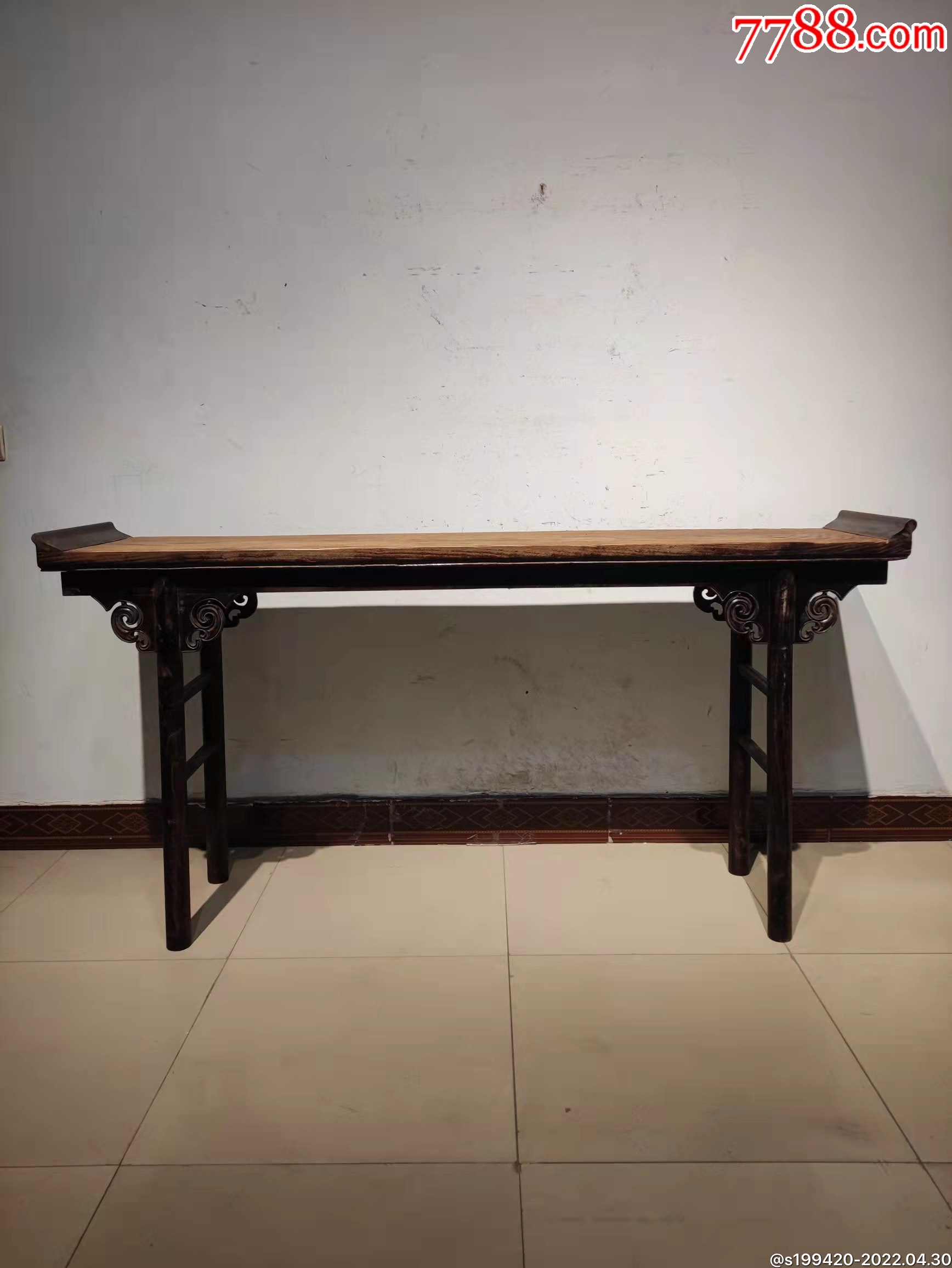 老榆木独板翘头条案两面工雕有云饰自然风化纹理清晰复古装饰首选