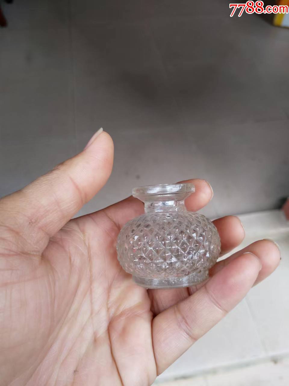 一个民国玻璃香水瓶