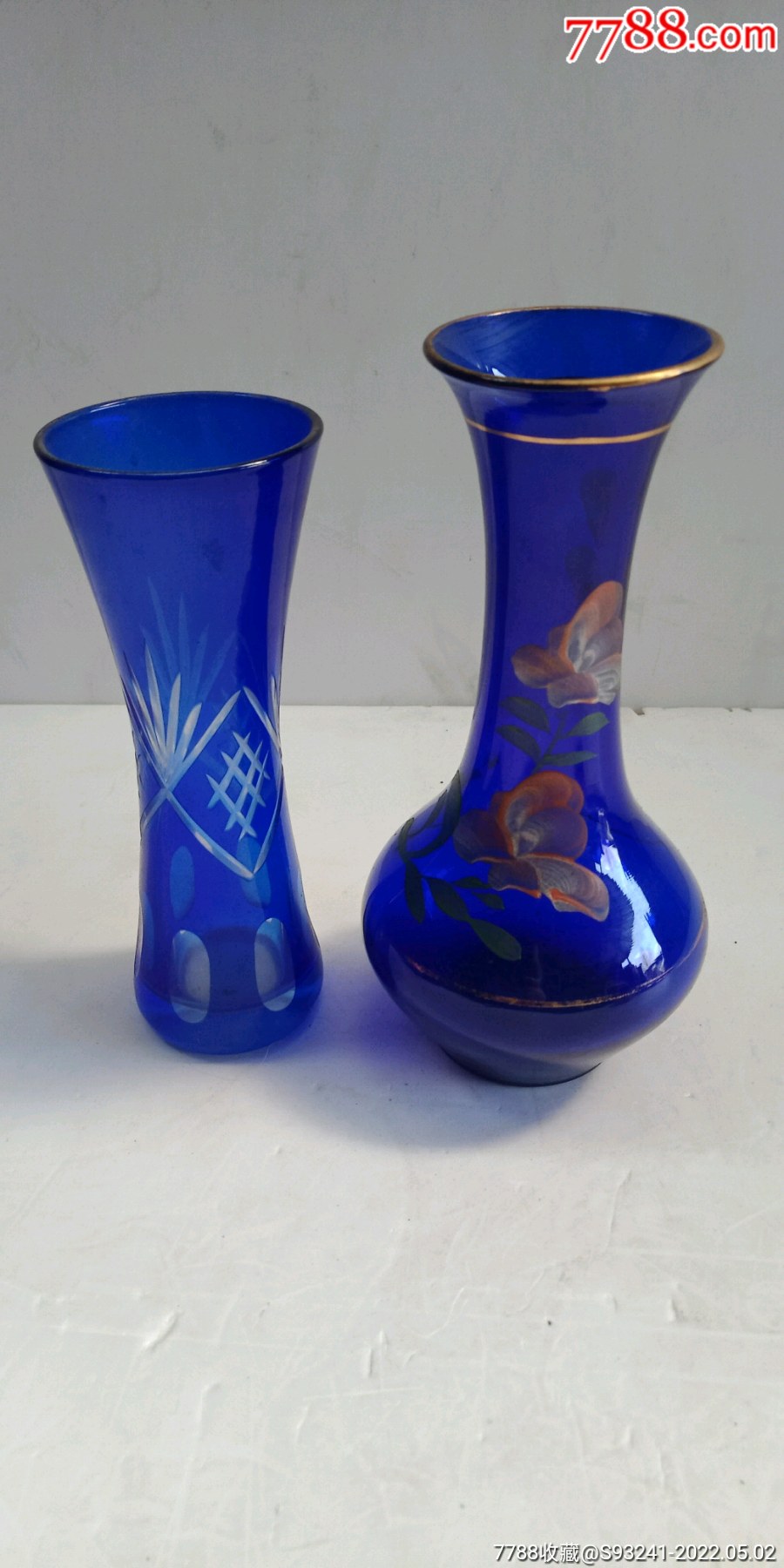 手绘描金宝石蓝小花瓶一对