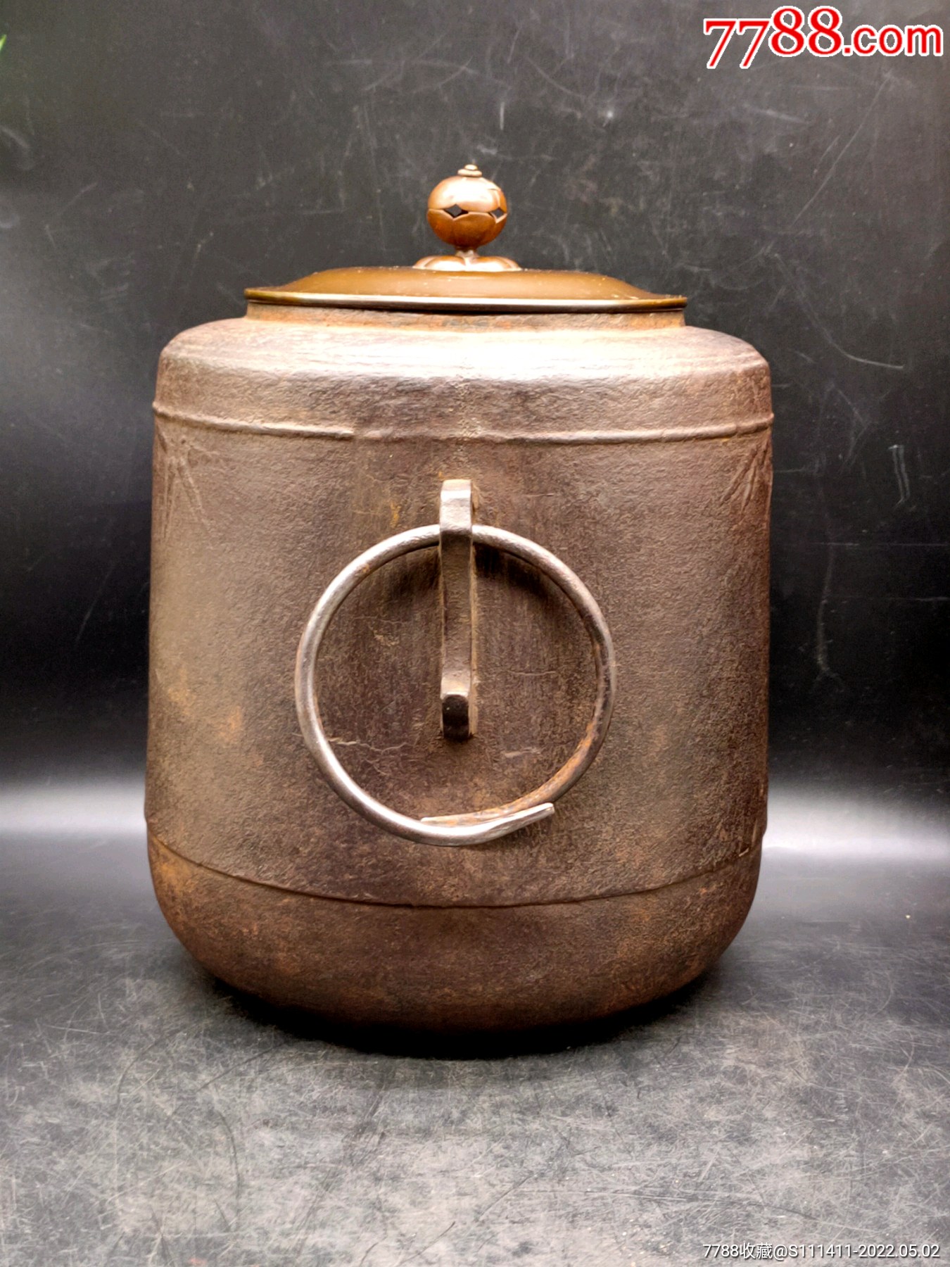 遗留竹纹双耳铸铁茶釜,完整无裂好使可用,不漏水,品相很完美,铜盖铁釜