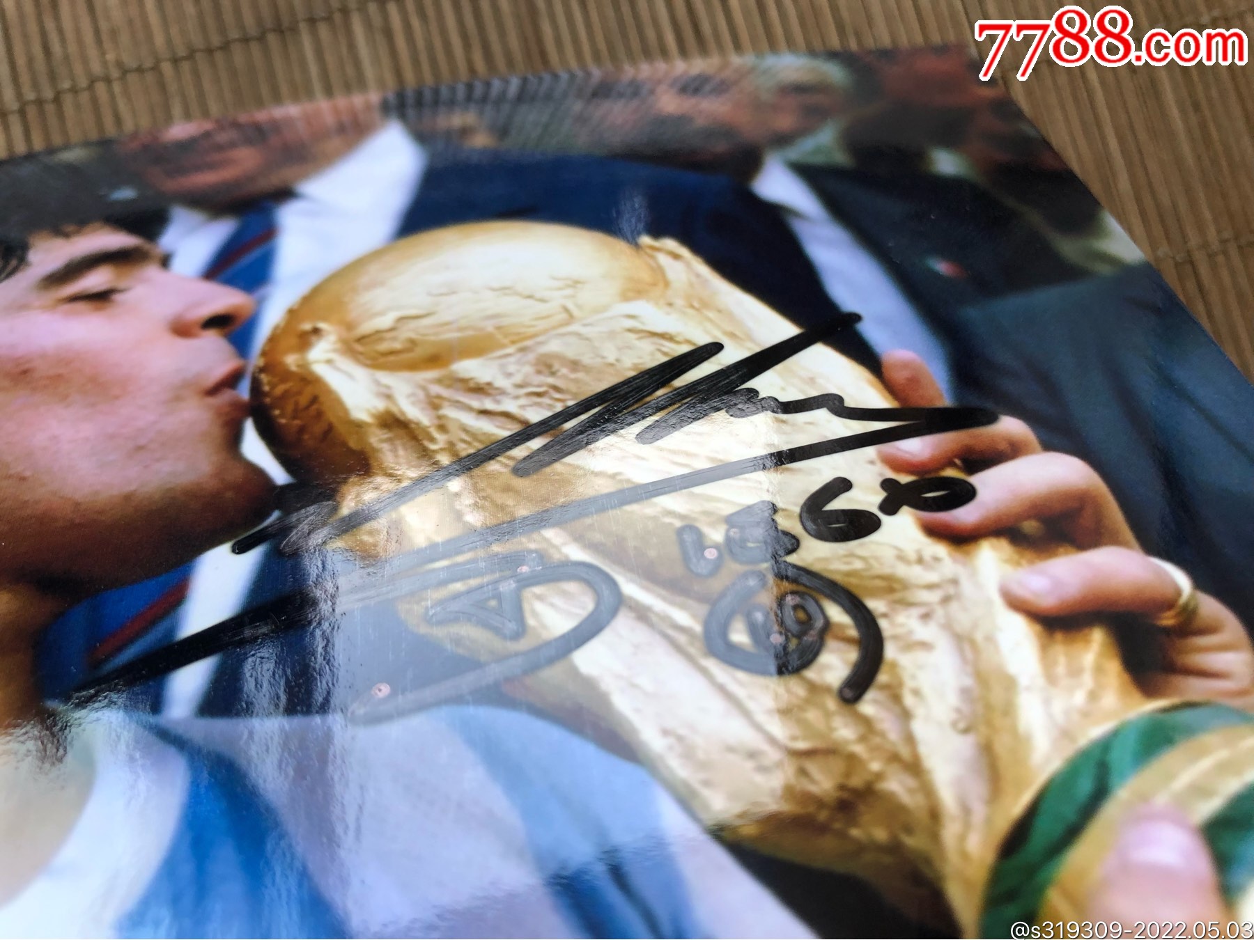 世界足球球星马拉多纳签名照片