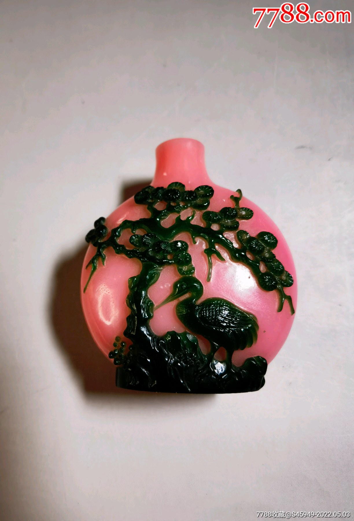 清代红料套色精工鼻烟壶