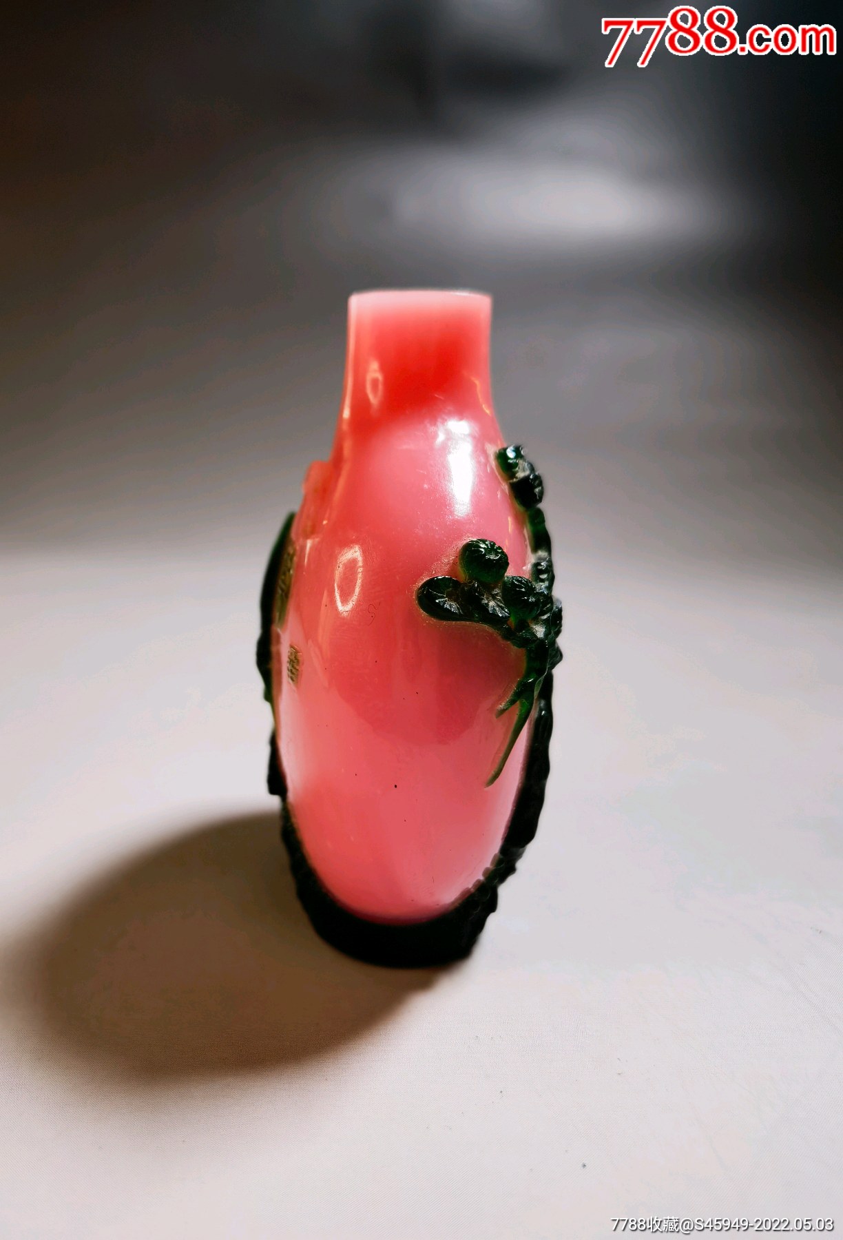 清代红料套色精工鼻烟壶