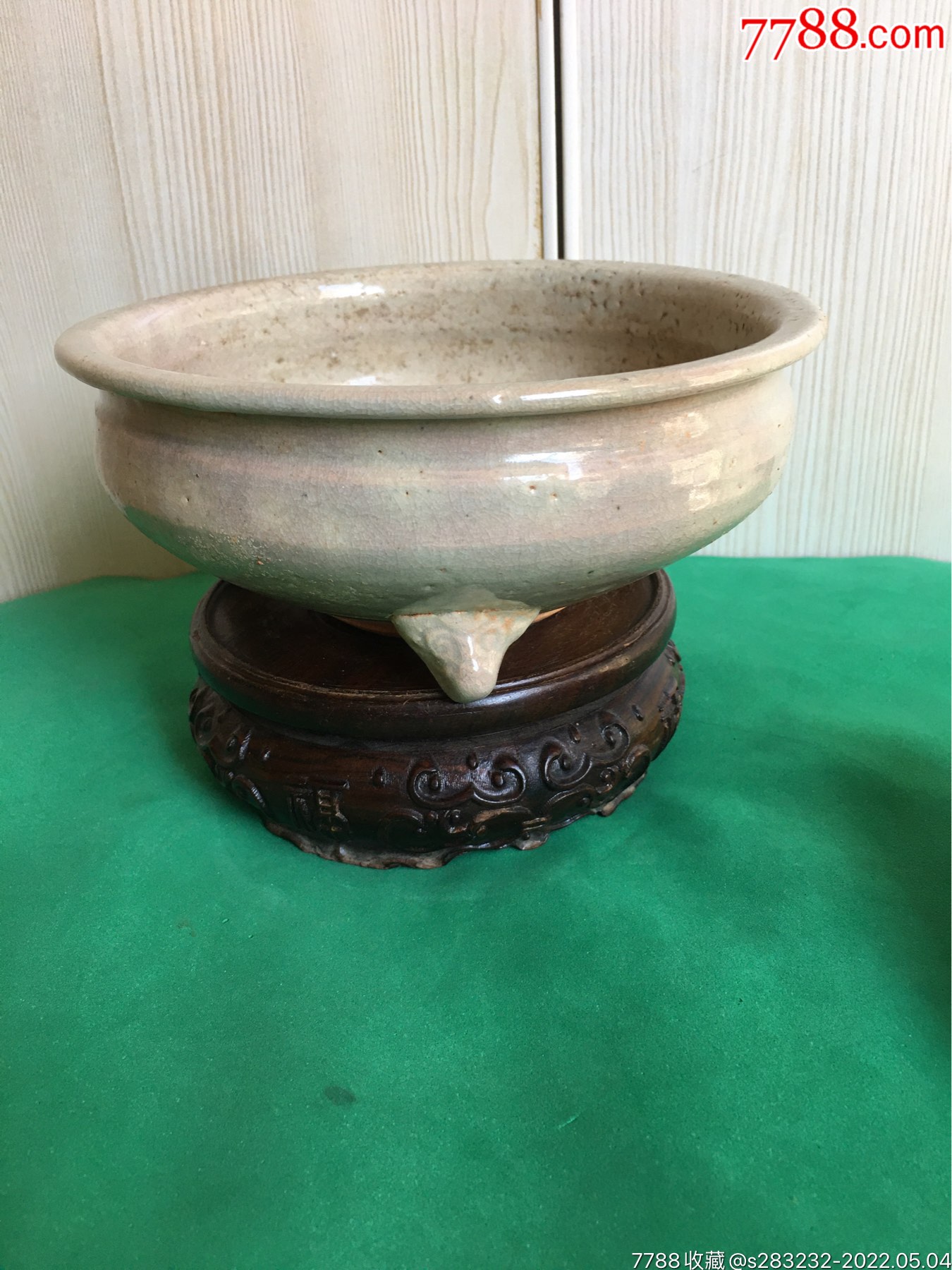 元代青瓷三足炉